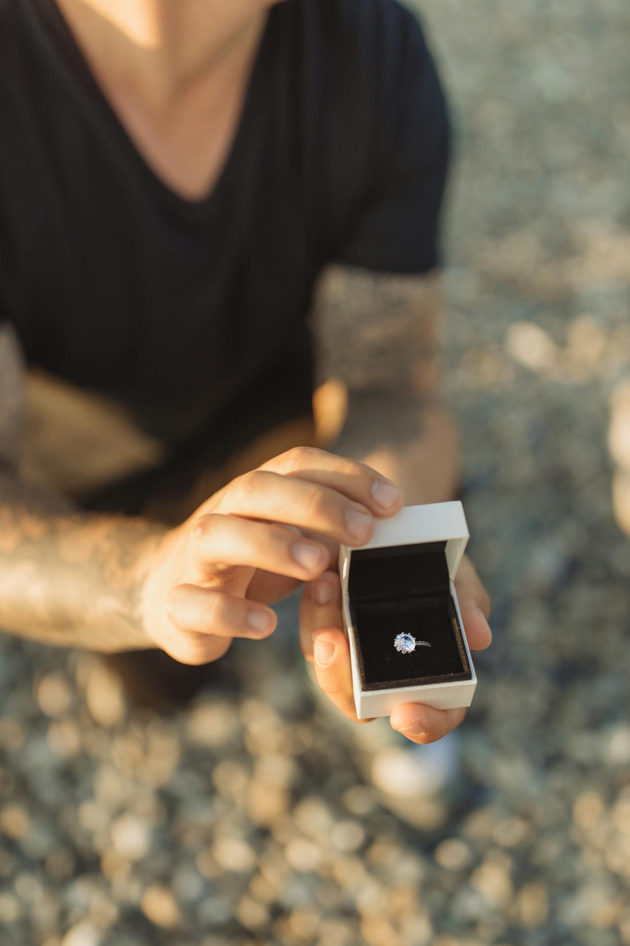 Un homme à genoux avec une boîte à anneaux à la main | Source : Pexels