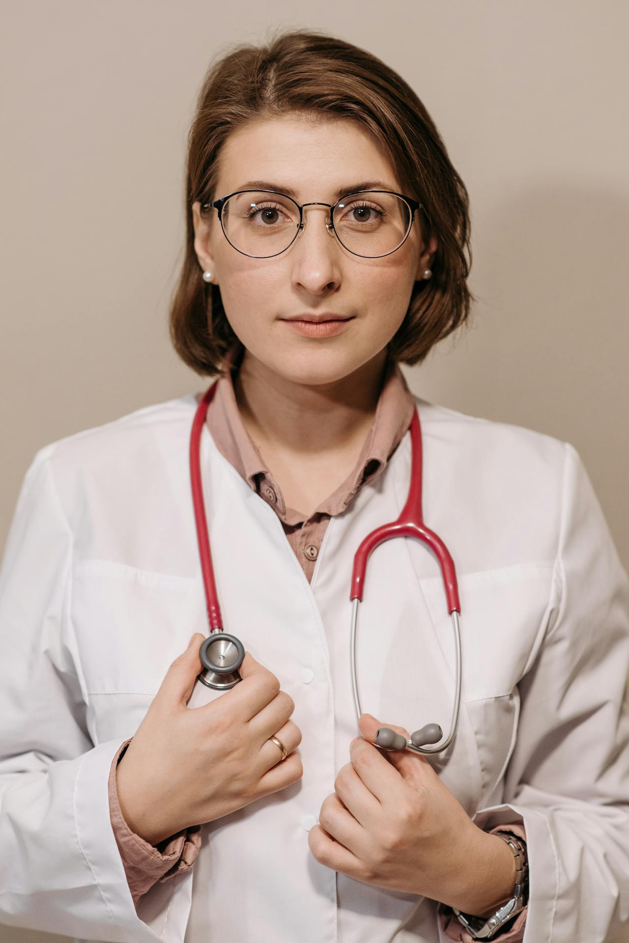 Un médecin tenant un stéthoscope | Source : Pexels
