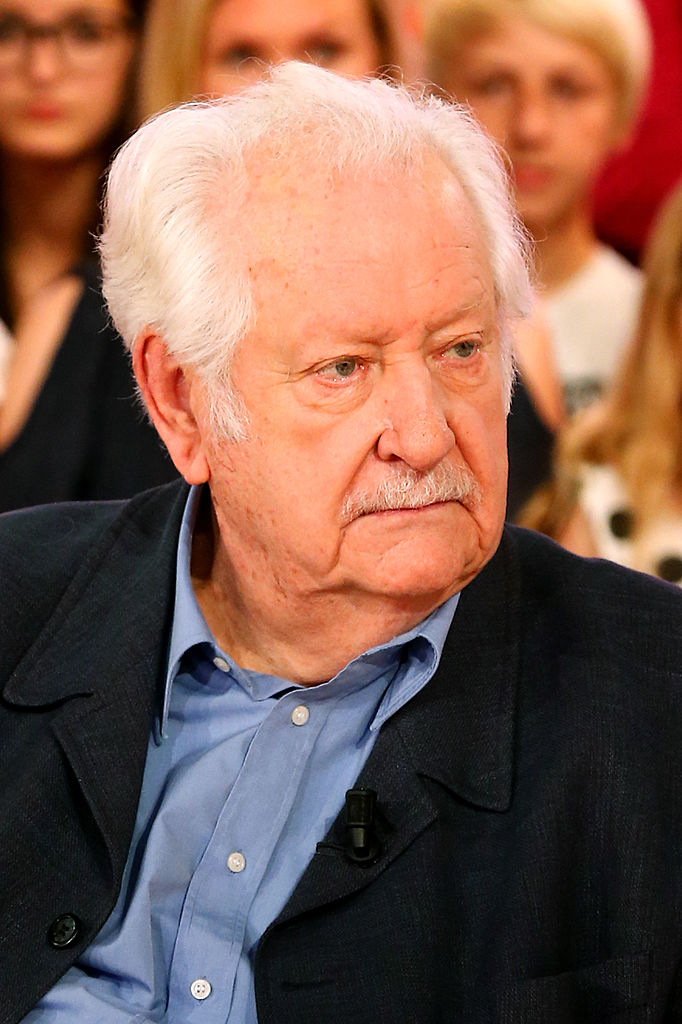 Pierre Bellemare, 85 ans, présente son livre "C'était impossible... Et pourtant" dans l'émission "Vivement Dimanche" le 11 juin 2014 à Paris, France. | Source : Getty Images