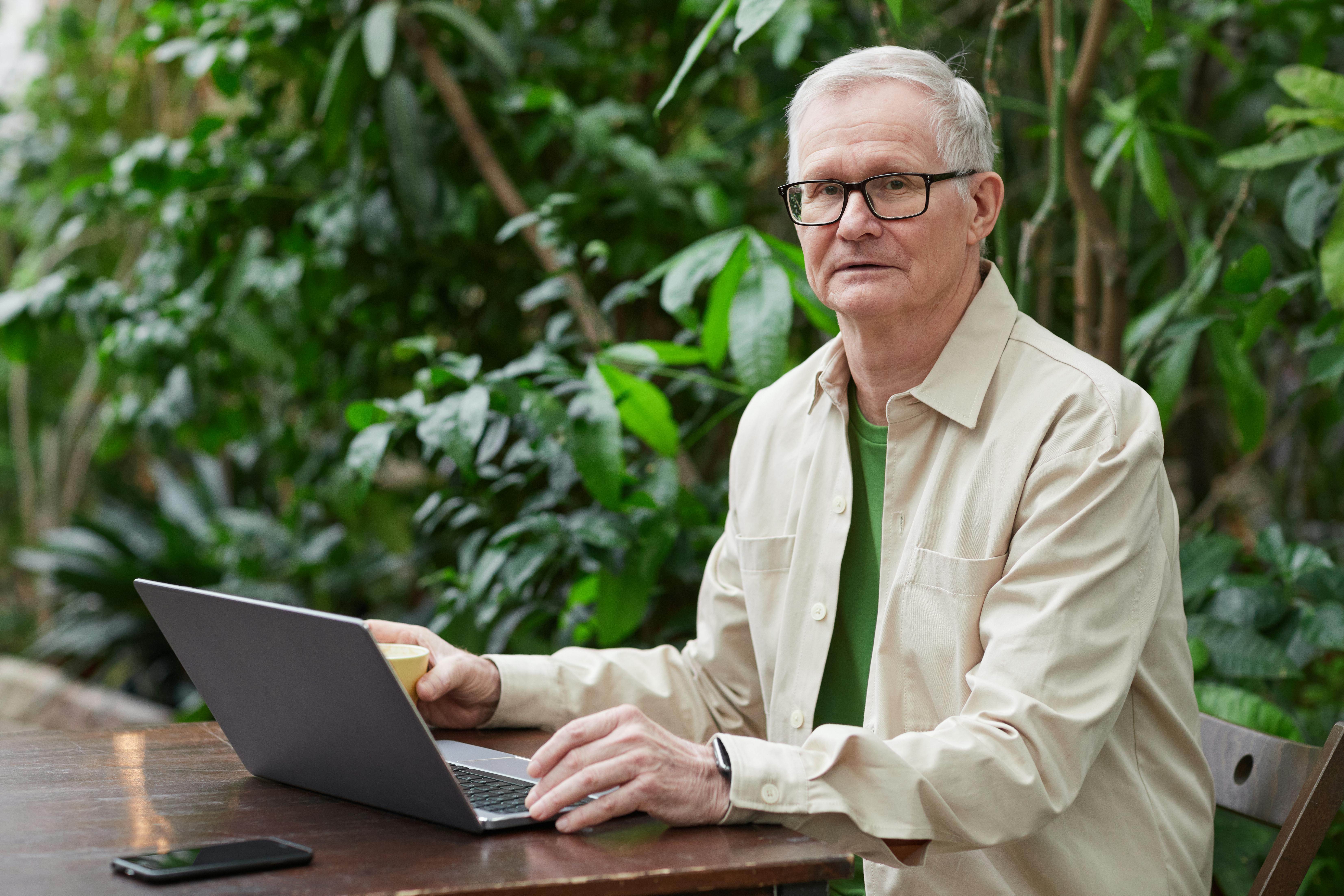 Un homme âgé sur son ordinateur portable | Source : Pexels