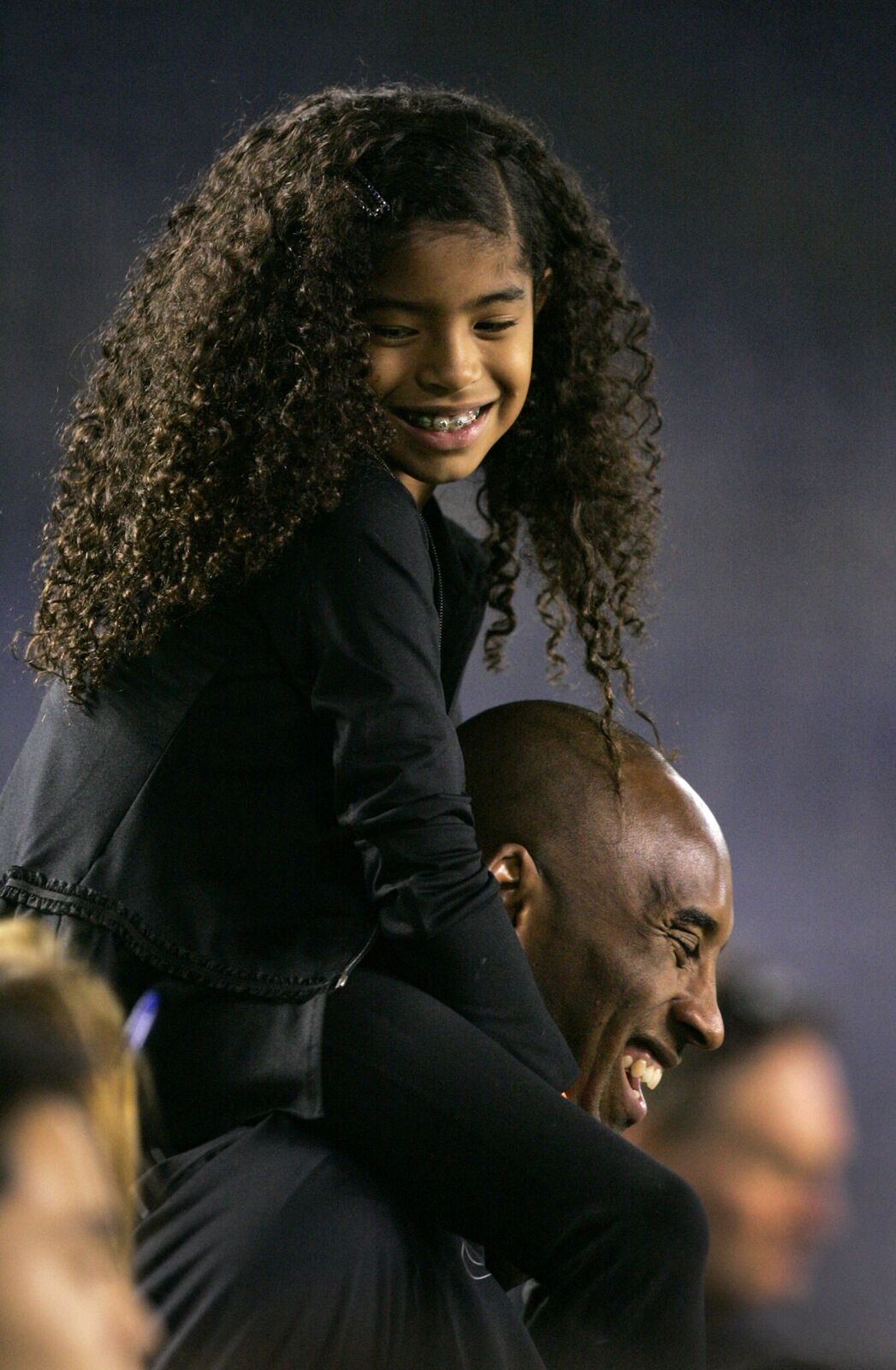 Kobe Bryant se tient sur la ligne de touche avec sa fille Gianna Maria-Onore Bryant à San Diego, Californie. | Photo : Getty Images