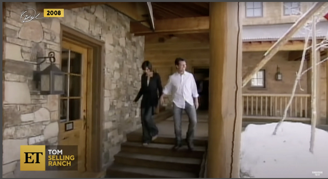 Katie Holmes et Tom Cruise au ranch de Tom Cruise à Telluride, dans le Colorado, extrait d'une vidéo datée du 28 mars 2021. | Source : Youtube.com/@EntertainmentTonight