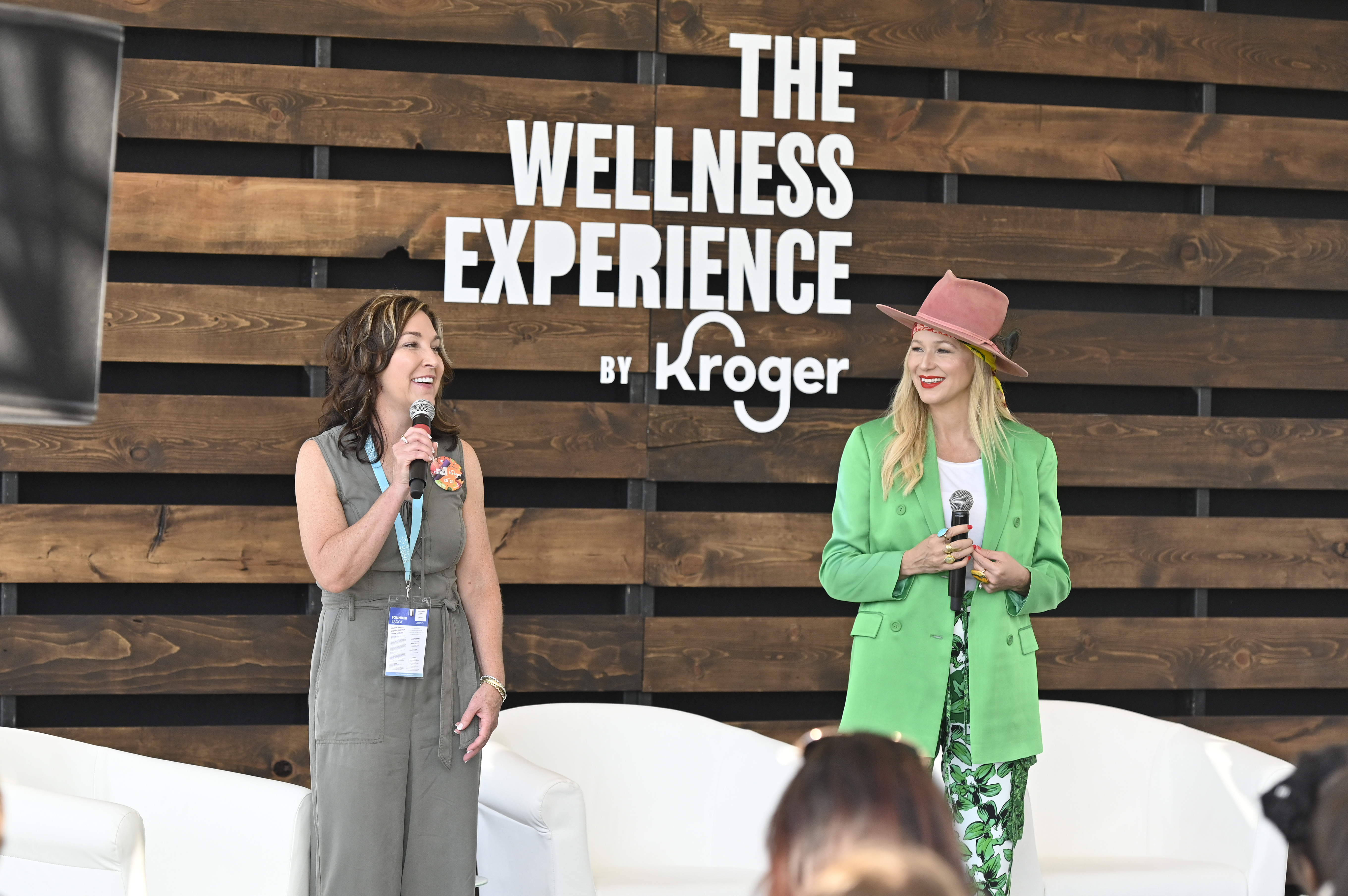 Colleen Lindholz, présidente de Kroger Health, et Jewel s'expriment avant le début de Women in Wellness lors de la deuxième journée de The Wellness Experience by Kroger à Cincinnati, Ohio, le 21 août 2021. | Source : Getty Images