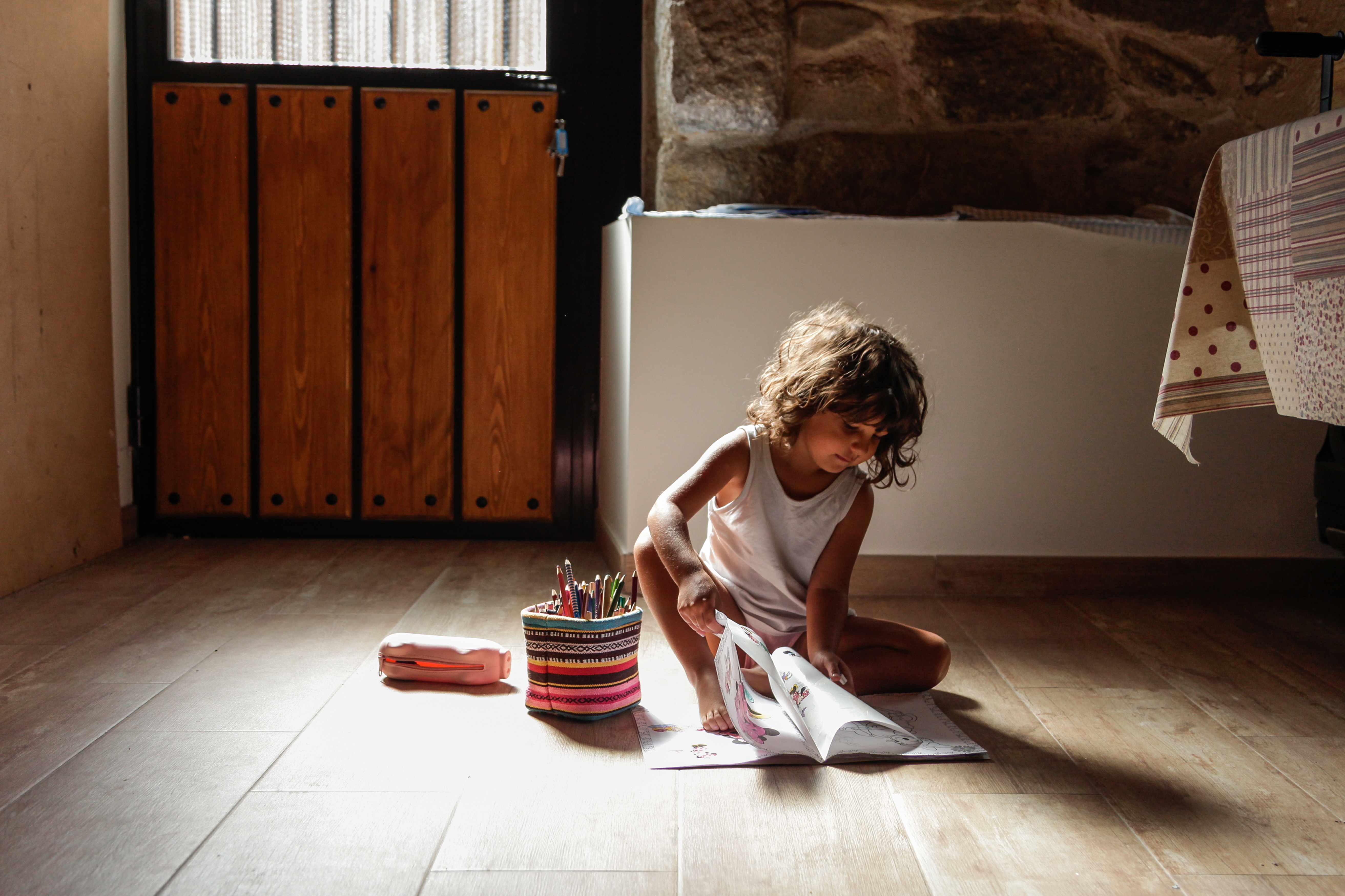 Un enfant qui joue avec du matériel d'art | Source : Getty Images