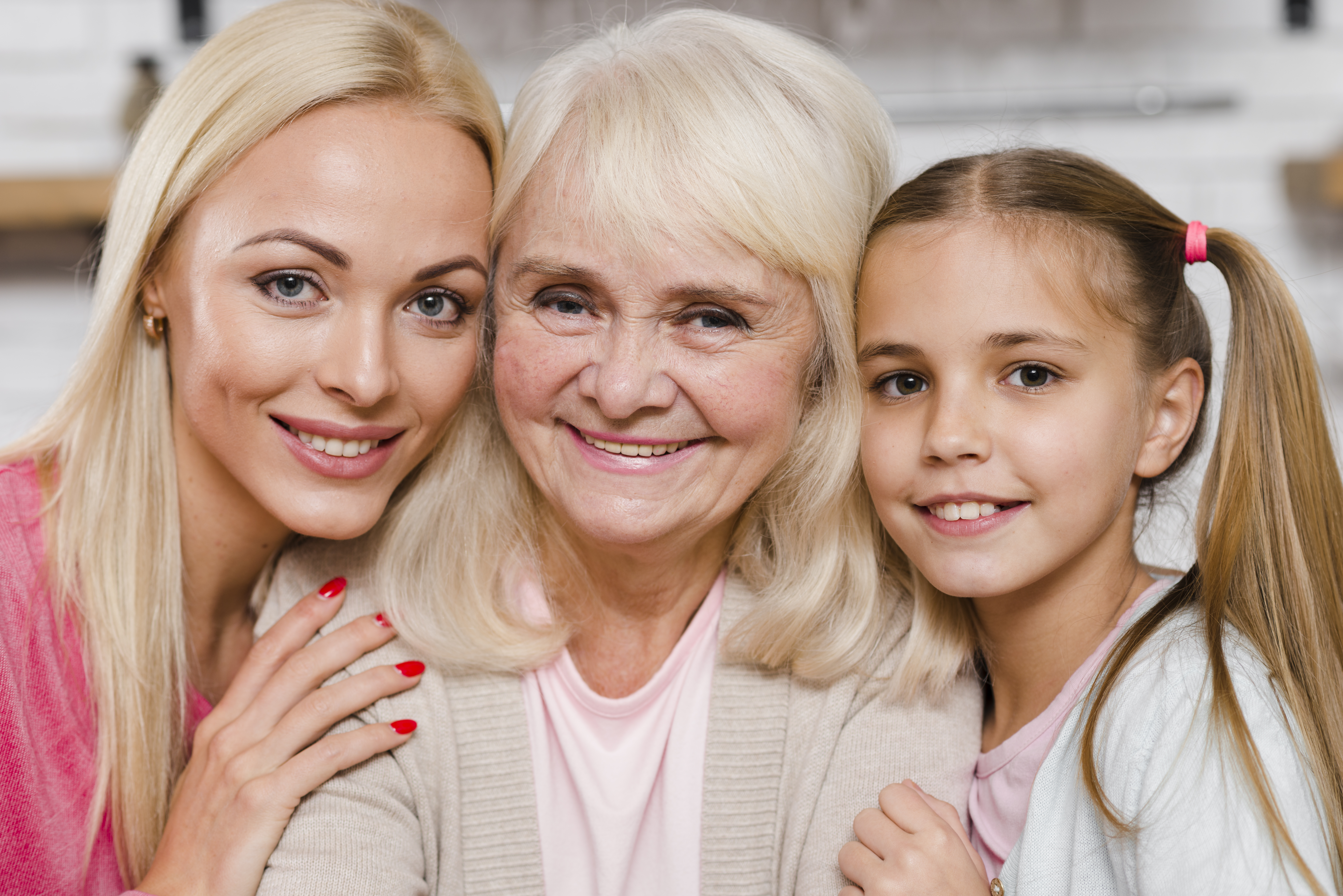 Trois générations de femmes heureuses | Source : Freepik