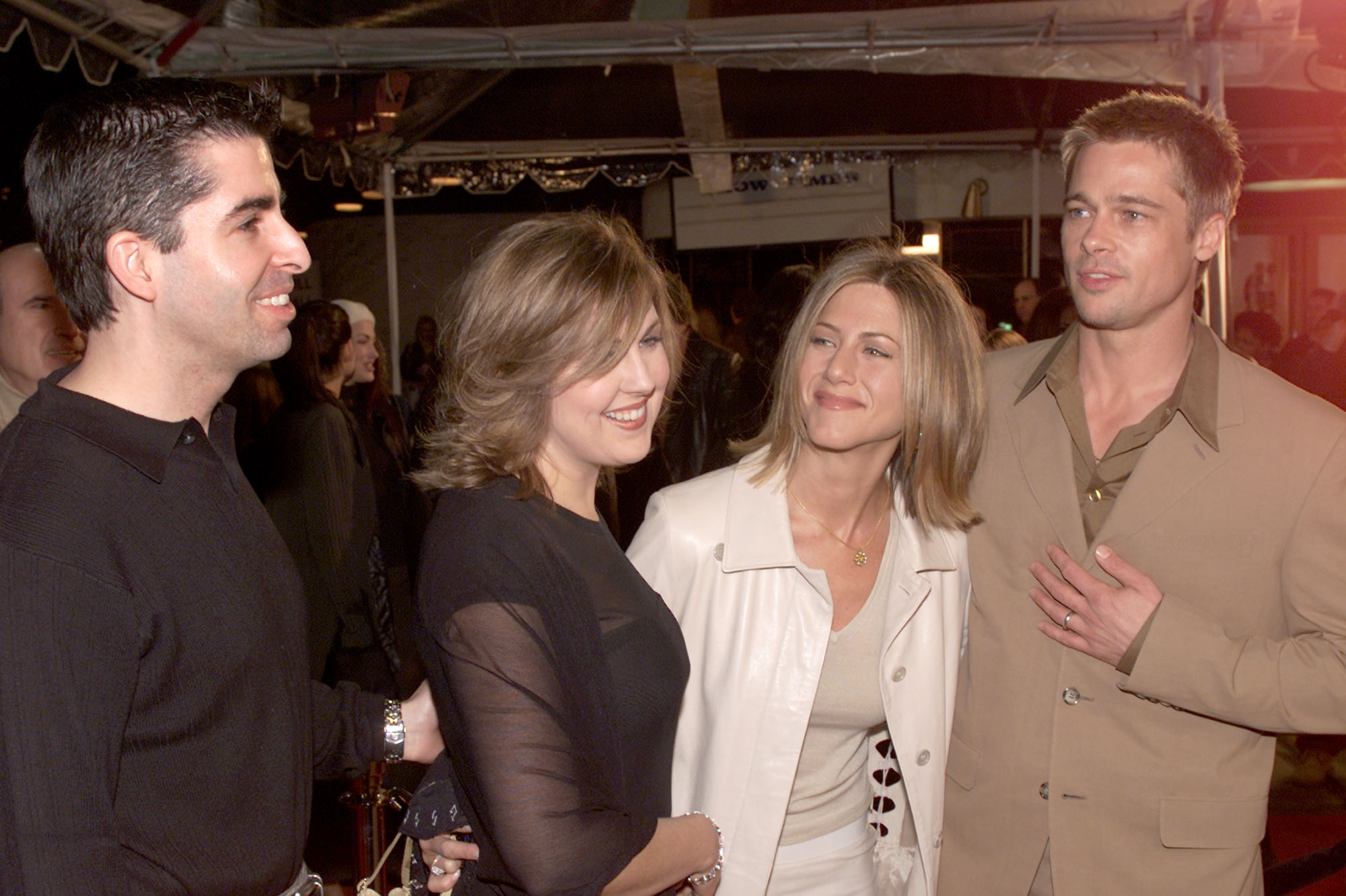 Brad Pitt et l'actrice Jennifer Aniston, avec Julie, la sœur de Brad, et son mari Rob, assistant à une première le 23 février 2001 | Source : Getty Images