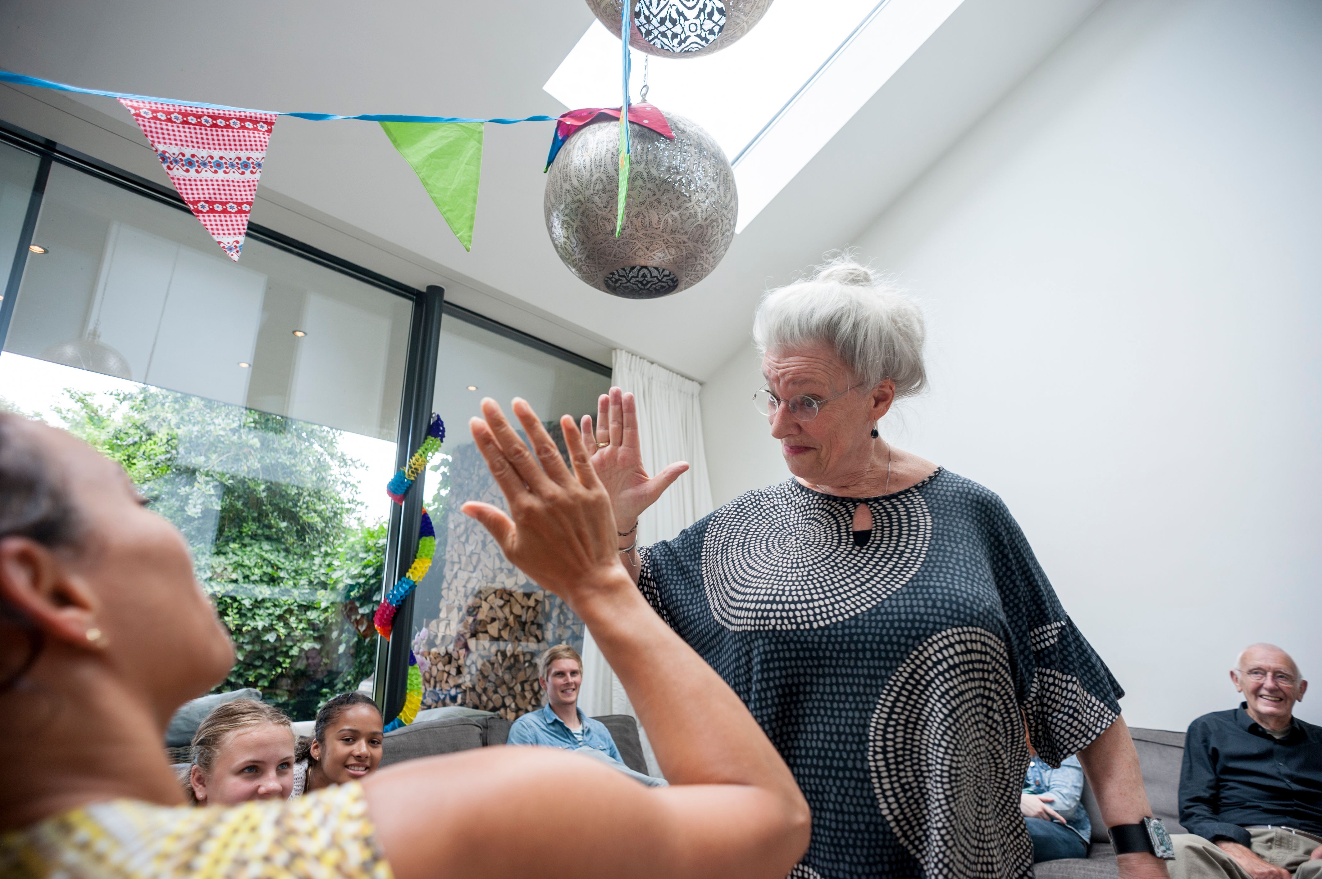 Une grand-mère qui fait un high-five à sa petite-fille | Source : Getty Images