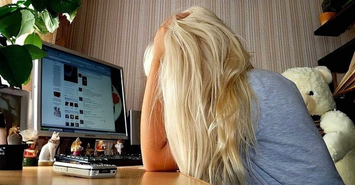 Femme assise devant un ordinateur | Source : Shutterstock