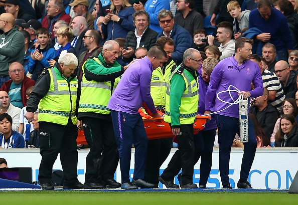 Le personnel médical s'occupe de Hugo Lloris de Tottenham Hotspur après sa blessure au stade communautaire American Express à Brighton. | Photo : GettyImage https://twitter.com/ThibaudVezirian/status/1180450370230853632?s=20