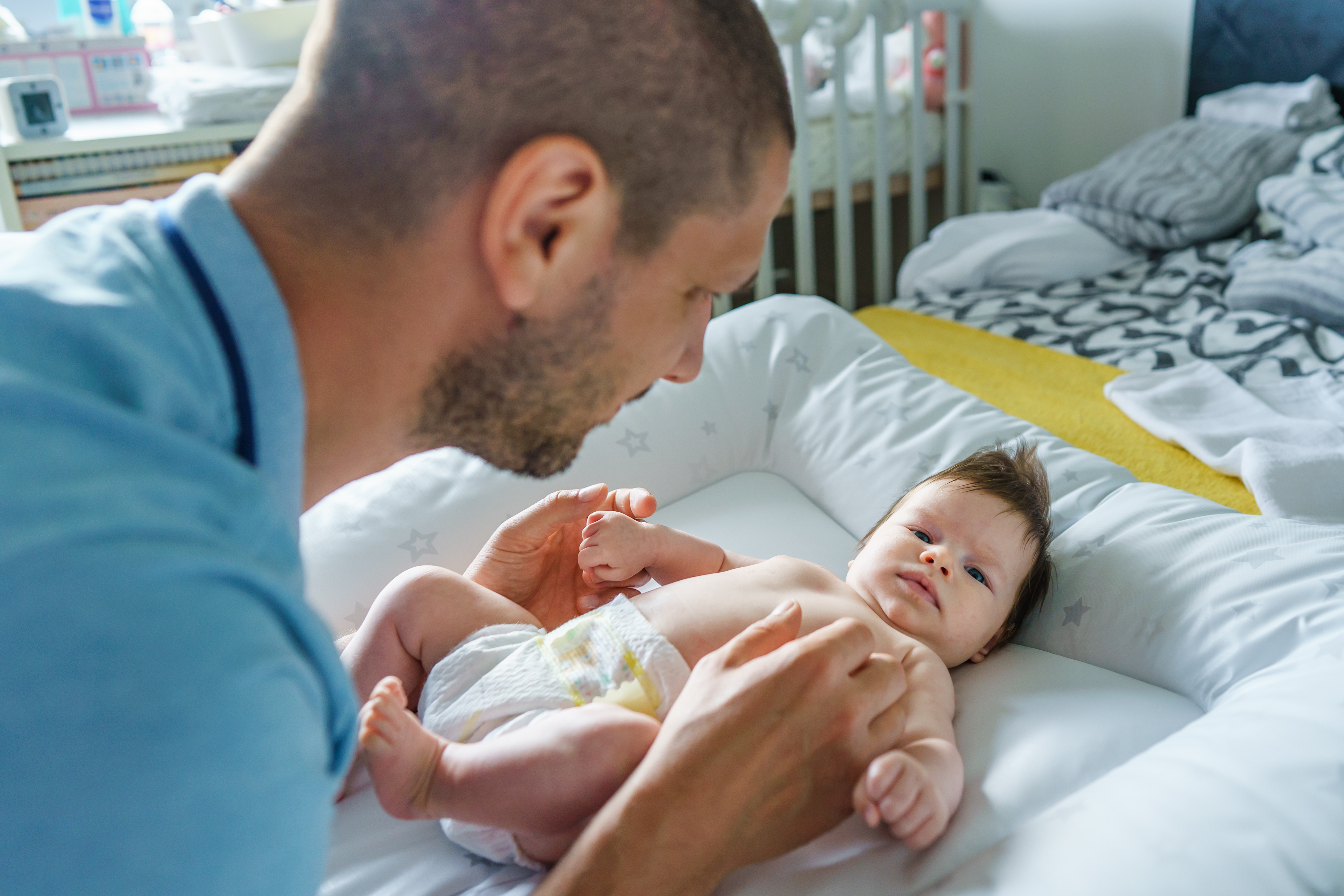 Un homme caucasien se rapprochant de son bébé | Source : Shutterstock
