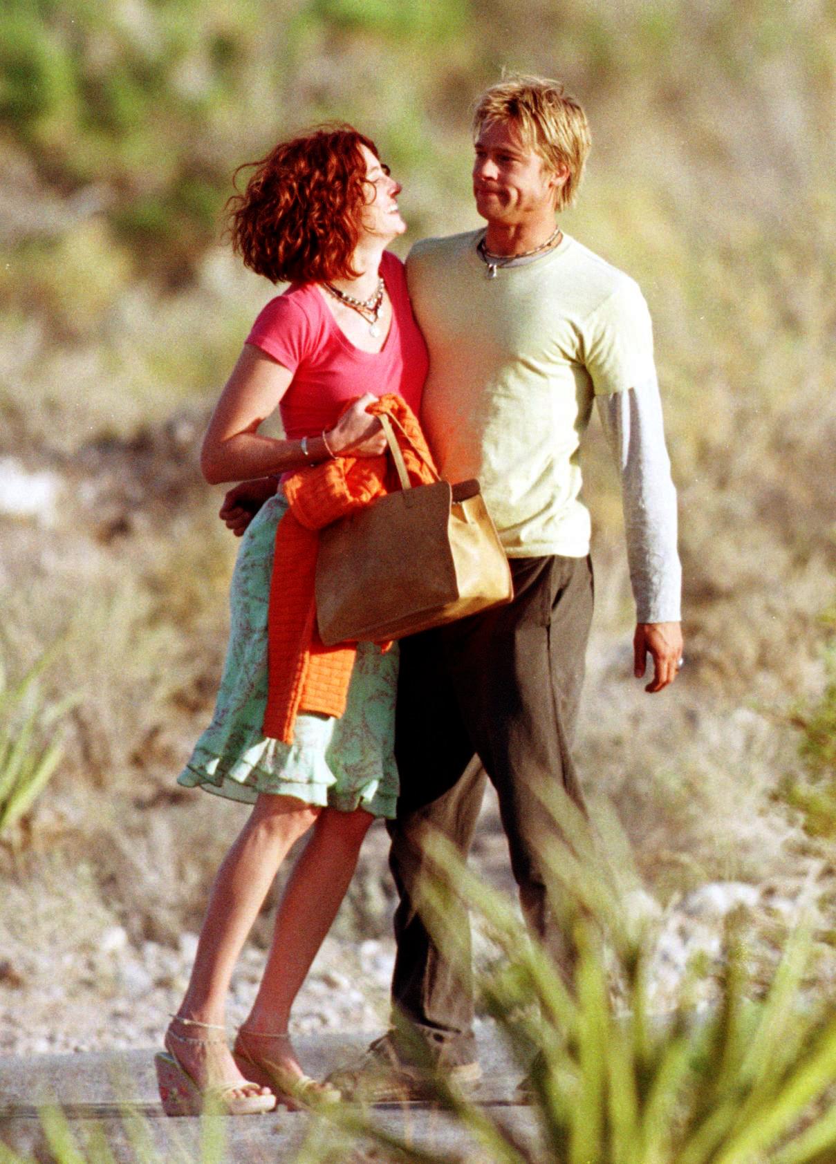 Julia Roberts et Brad Pitt sur le tournage de "The Mexican" le 7 juin 2000 | Source : Getty Images