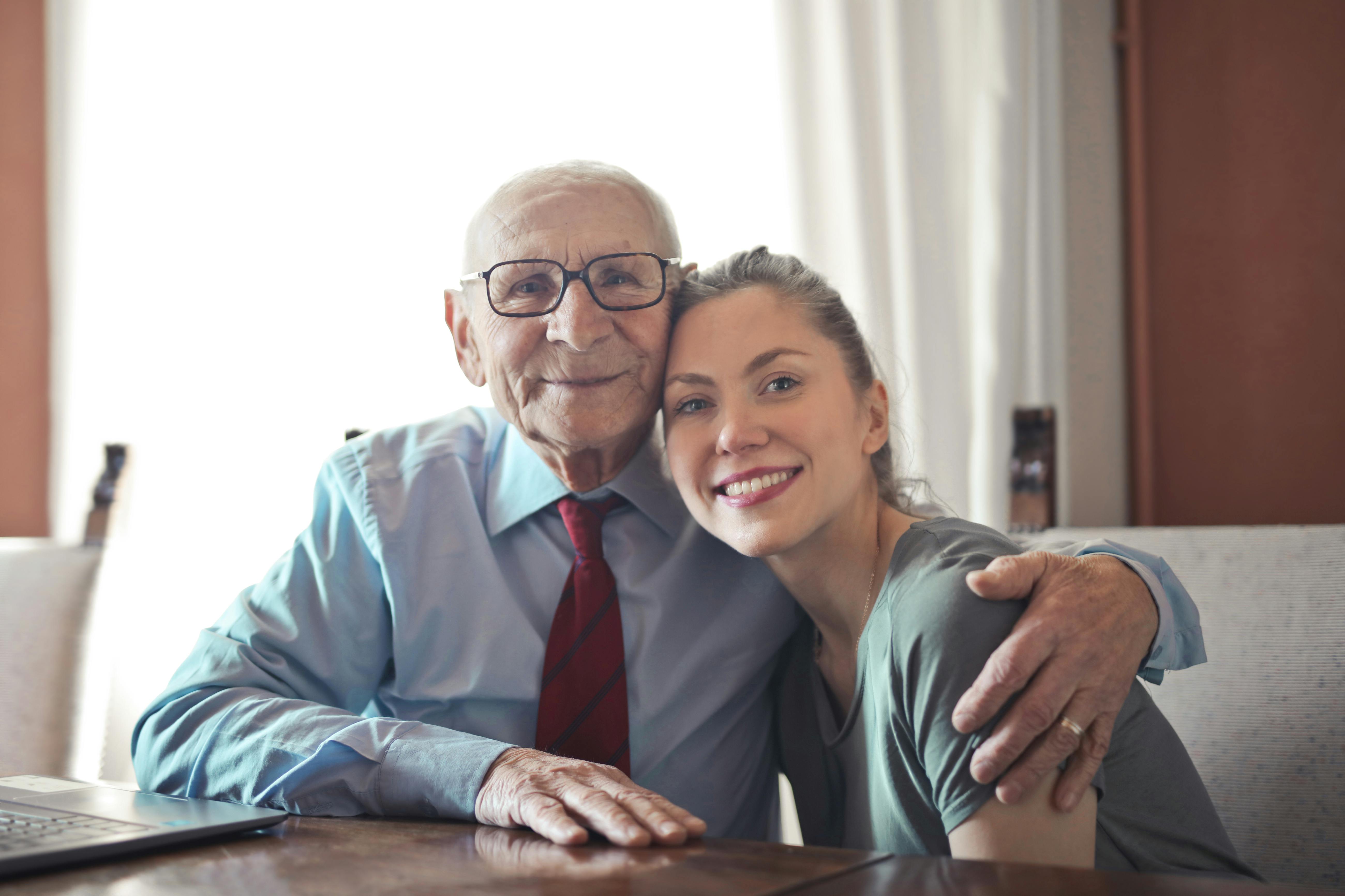 Une femme heureuse avec son grand-père | Source : Pexels