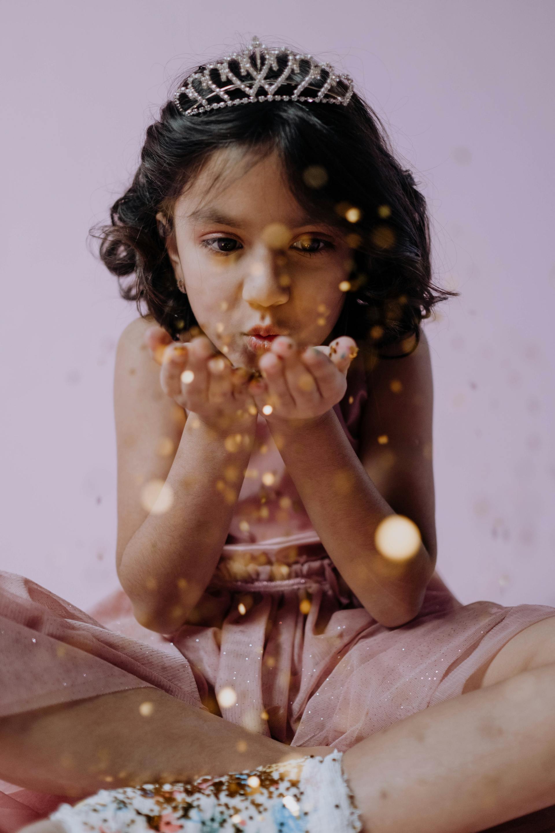 Une fille portant une robe et un diadème | Source : Pexels