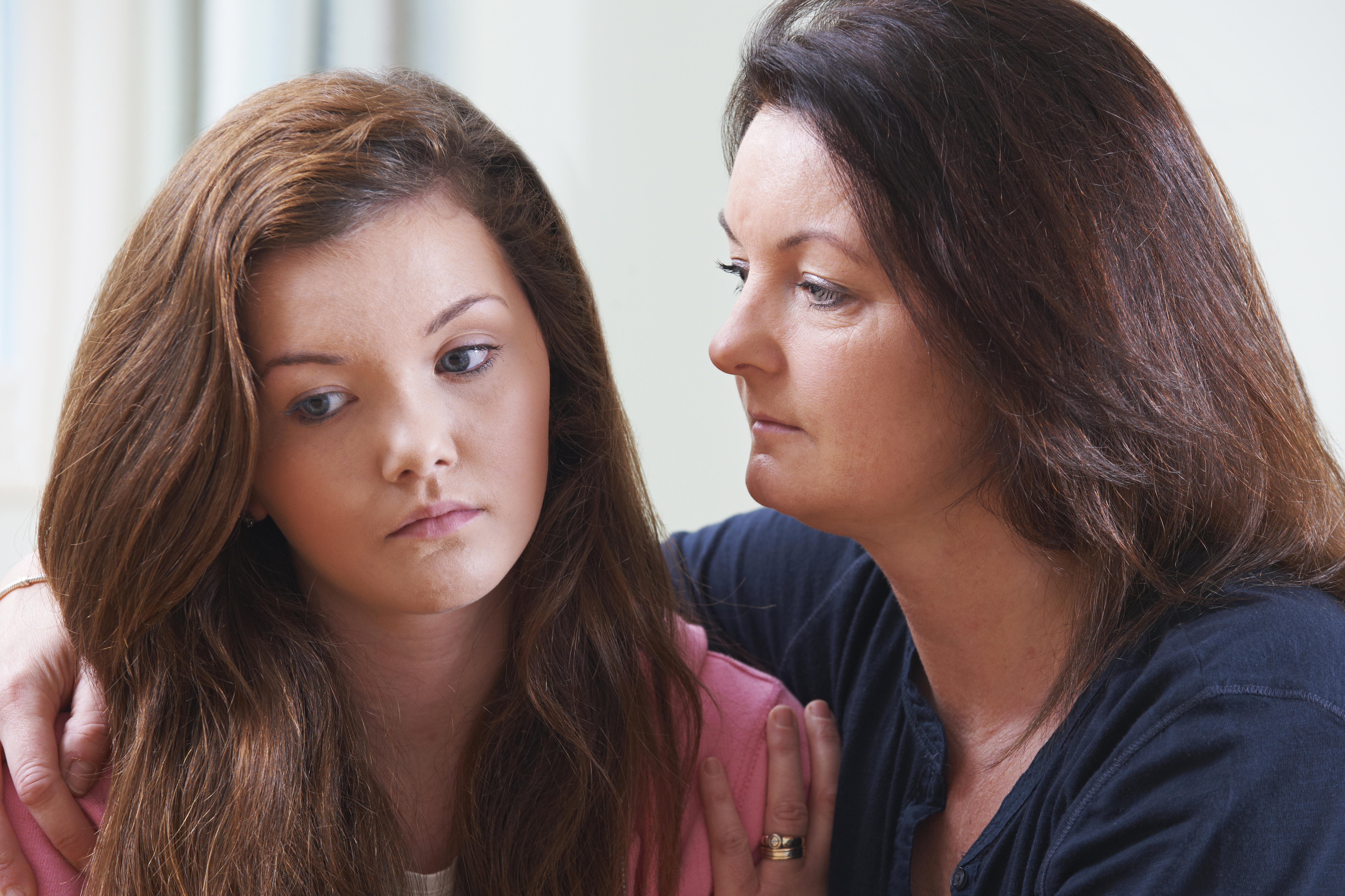 Un mère réconfortant sa fille adolescente | Source : Shutterstock