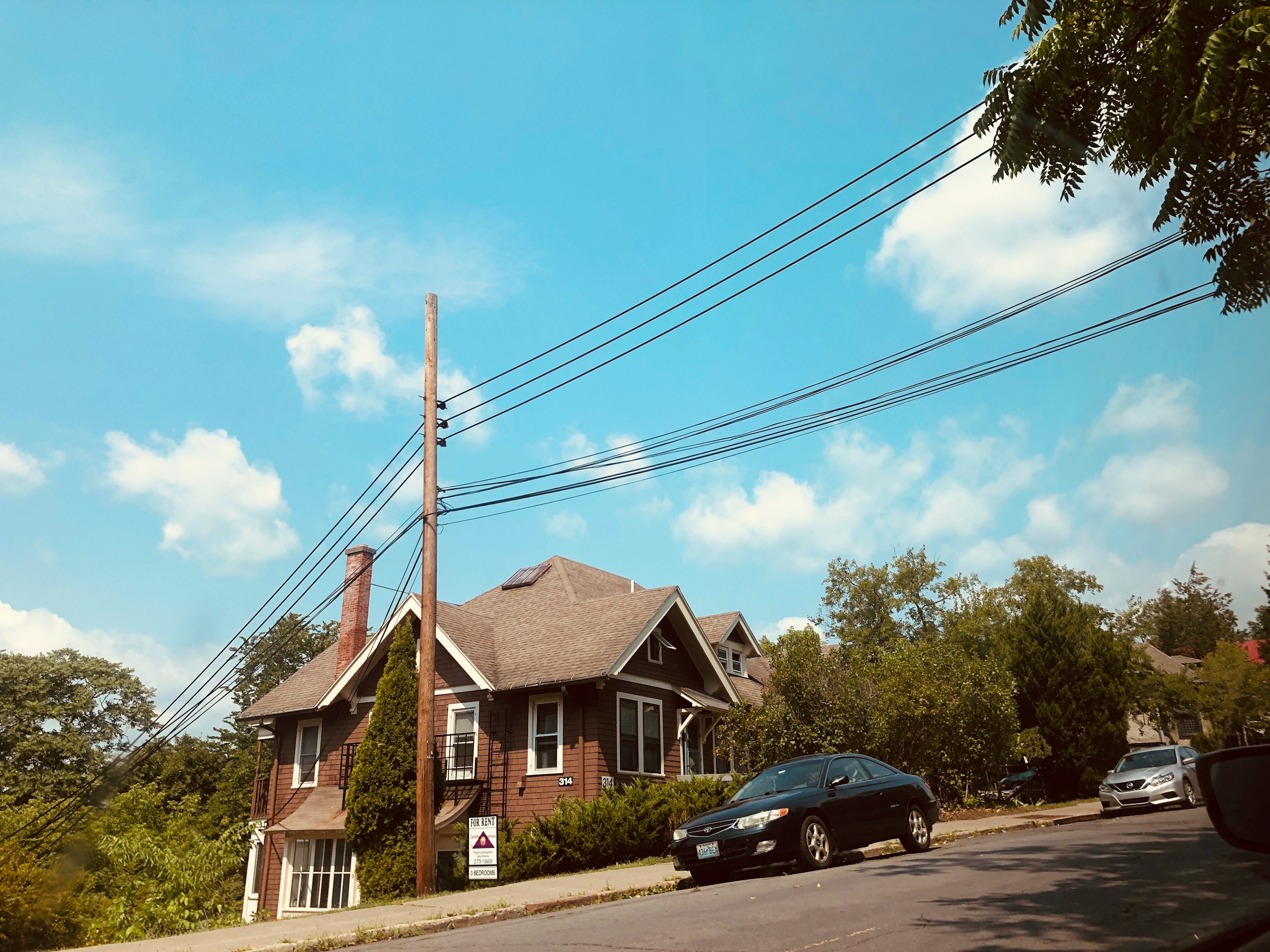 Une voiture devant la maison | Source : Unsplash