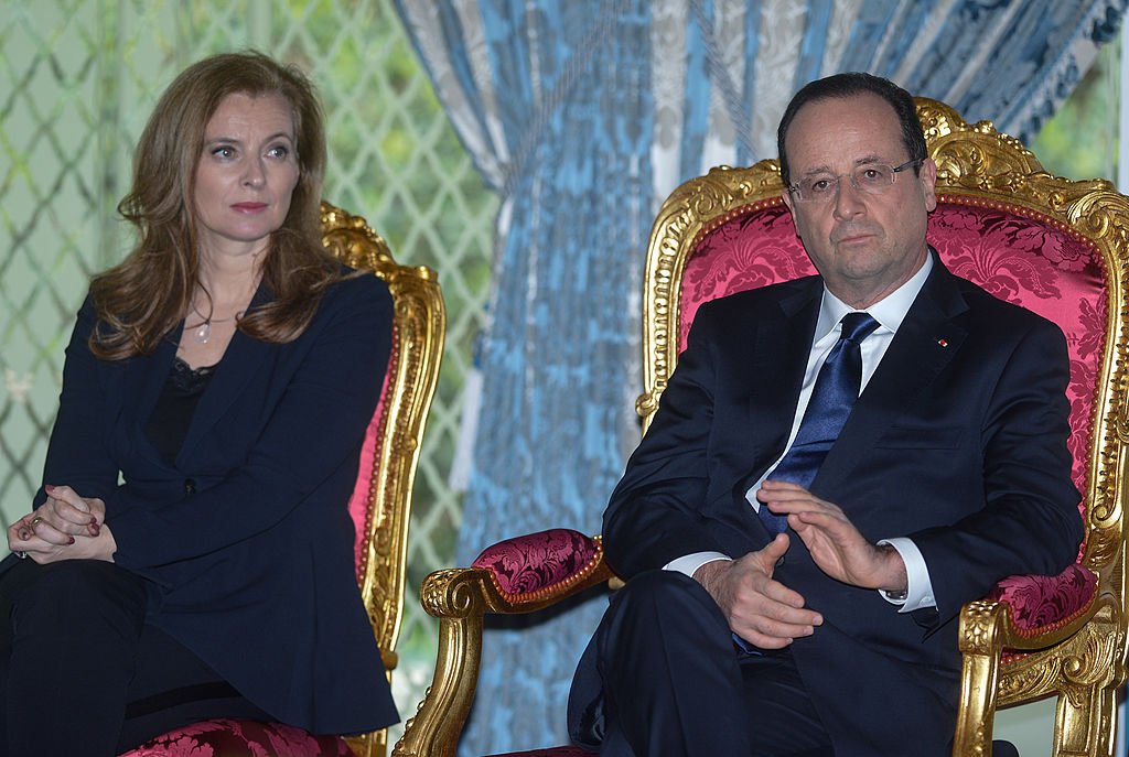 Le président français François Hollande et Valérie Trierweiler assistent à la cérémonie d'accueil lors de la visite officielle de deux jours au palais de Casablanca, le 3 avril 2013 à Casablanca, au Maroc. | Photo : Getty Images