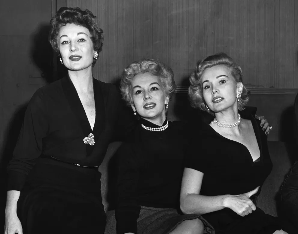Portrait des sœurs Magda Gabor, Eva Gabor et Zsa Zsa Gabor. | Photo : Getty Images