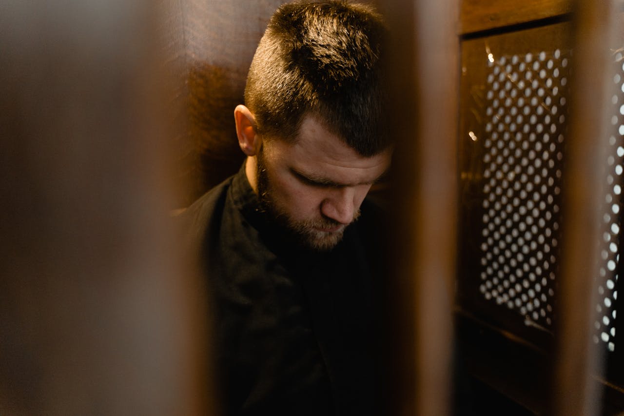 Un homme dans une cabine de confession à l'église | Source : Pexels