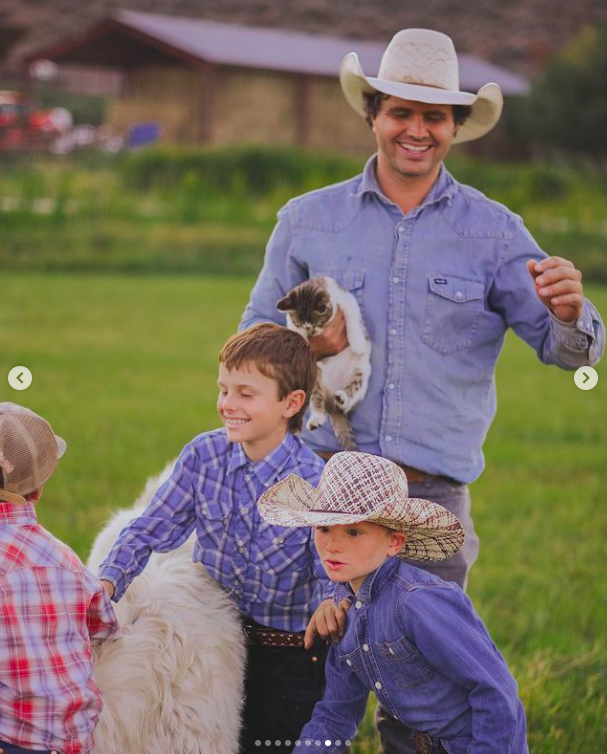 Daniel Neeleman avec certains de ses enfants, posté le 18 février 2022 | Source : Instagram/hogfathering et ballerinafarm.