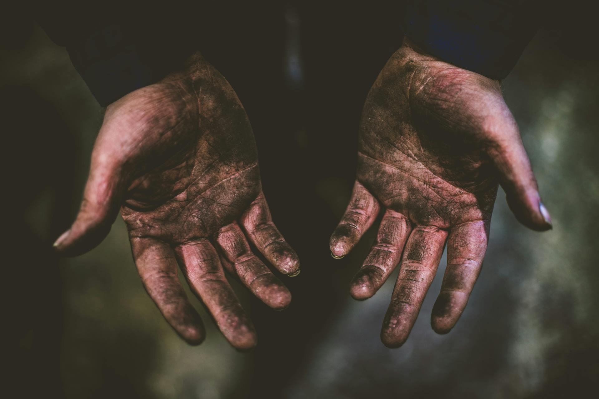 Les mains sales d'une personne qui travaille dur | Source : Pexels