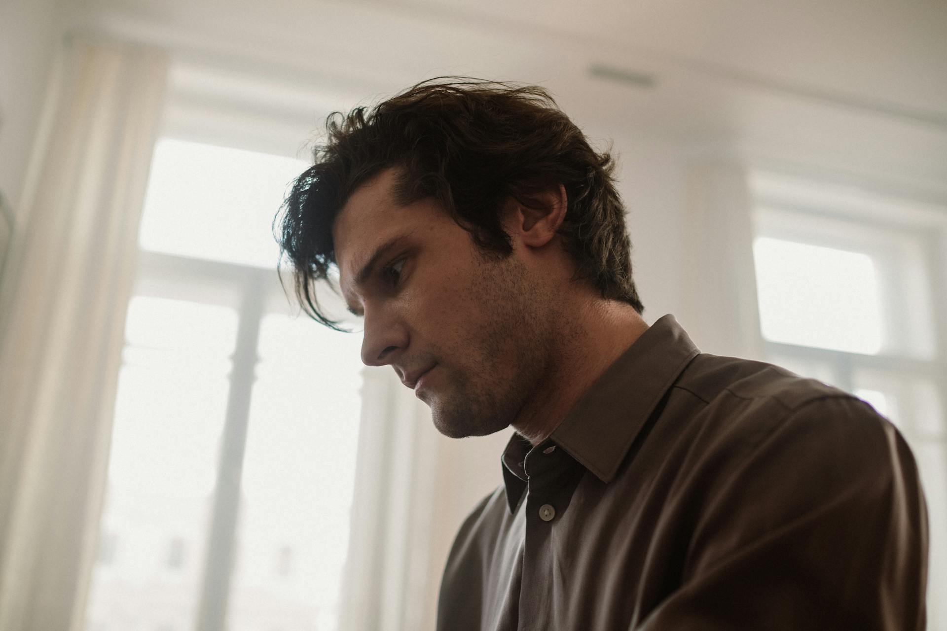 Un homme qui regarde vers le bas | Source : Pexels