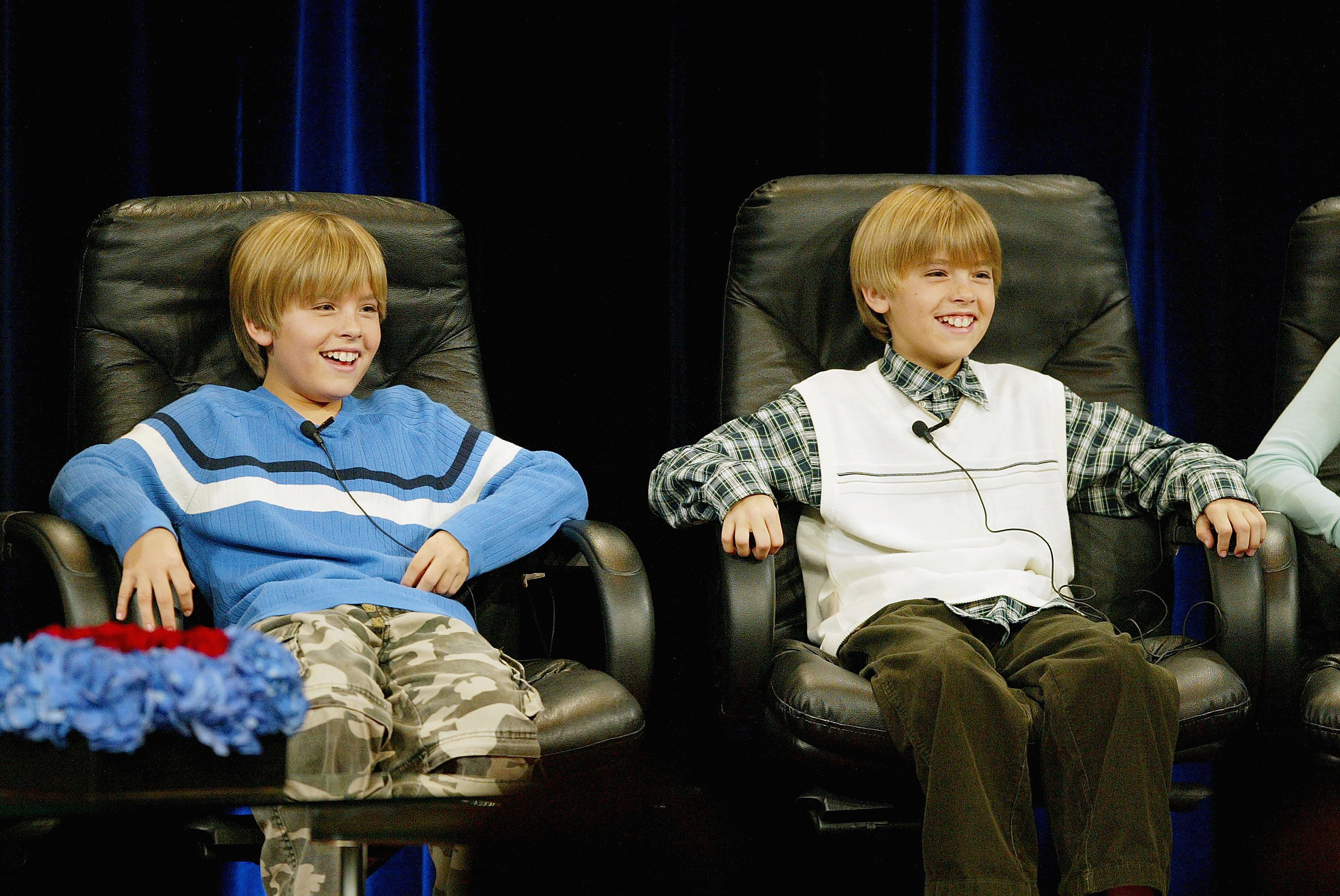 Dylan et Cole Sprouse lors d'une table ronde le 12 janvier 2005, à Universal City, en Californie. | Source : Getty Images