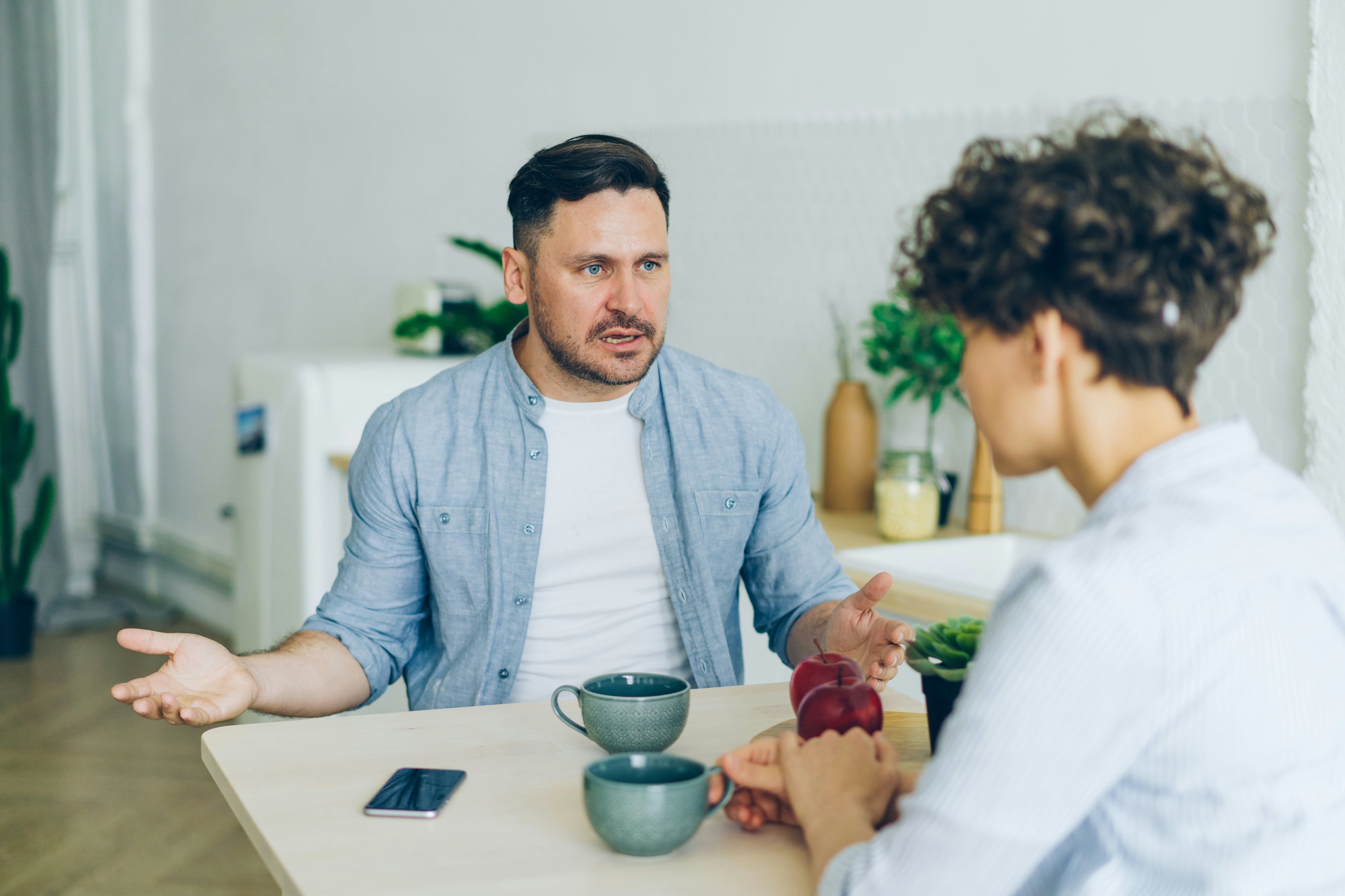Un homme réprimandant une femme | Source : Unsplash