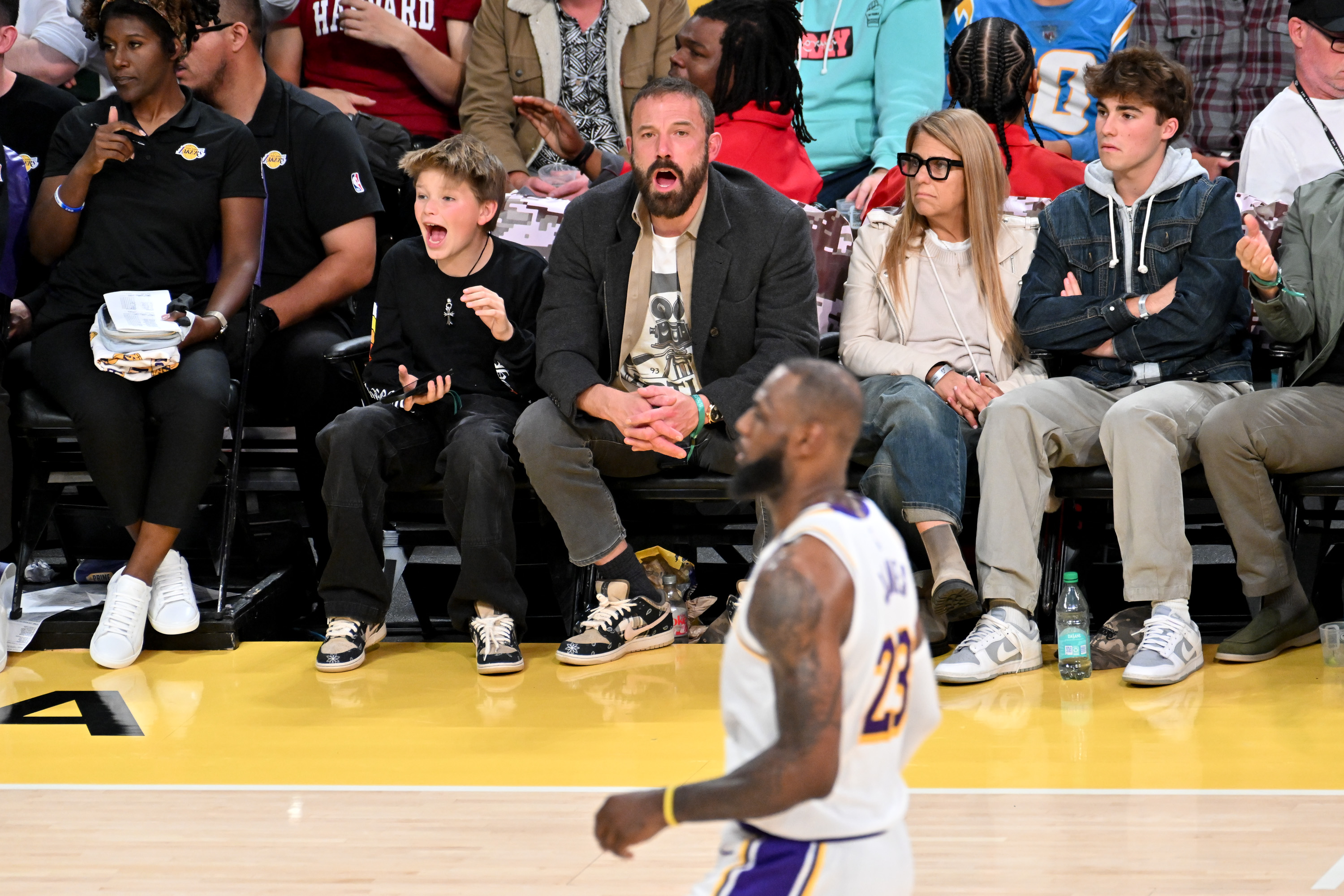 Samuel et Ben Affleck au Crypto.com Arena à Los Angeles, Californie | Source : Getty Images