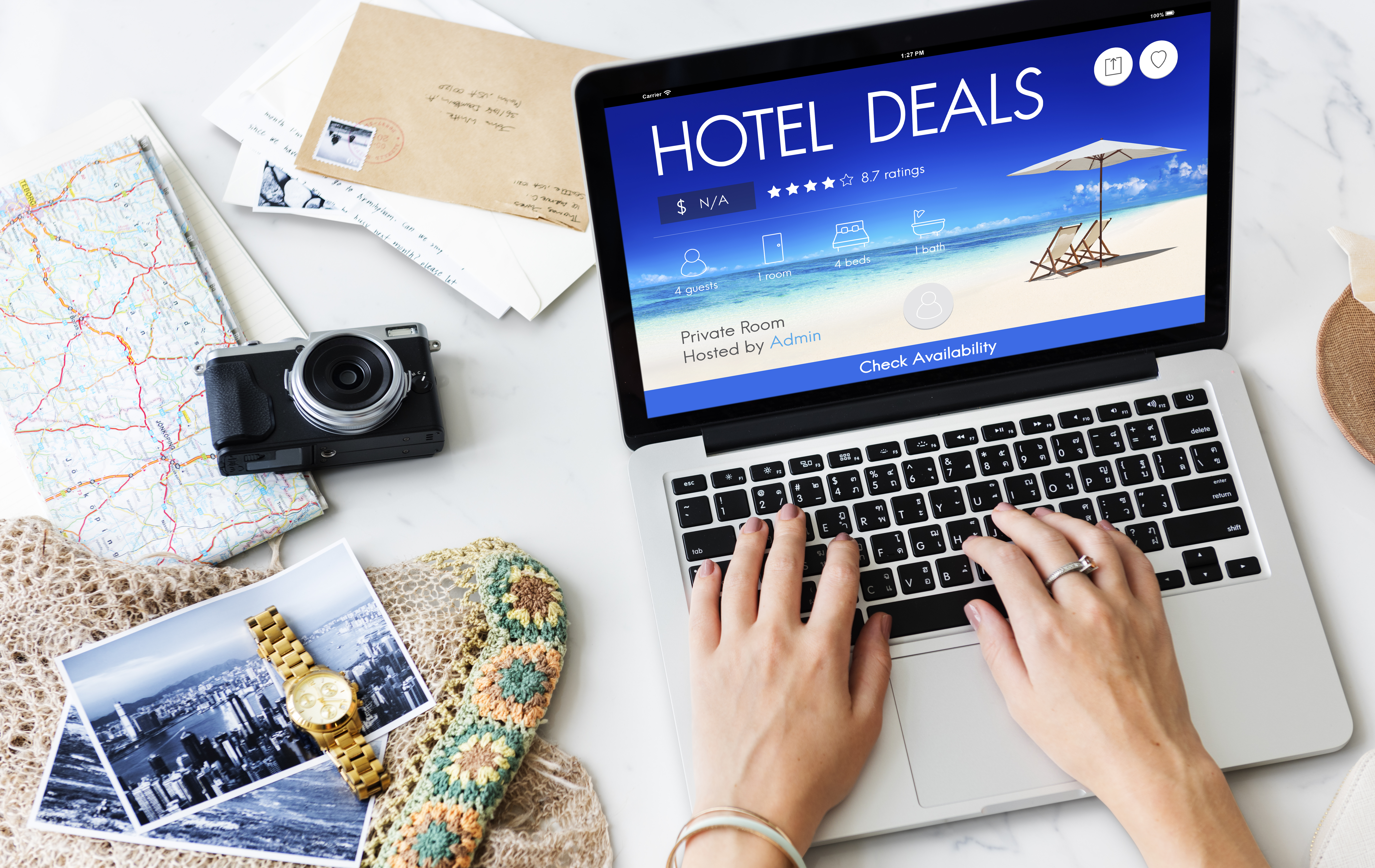 Un ordinateur portable avec des réservations d'hôtel | Source : Shutterstock