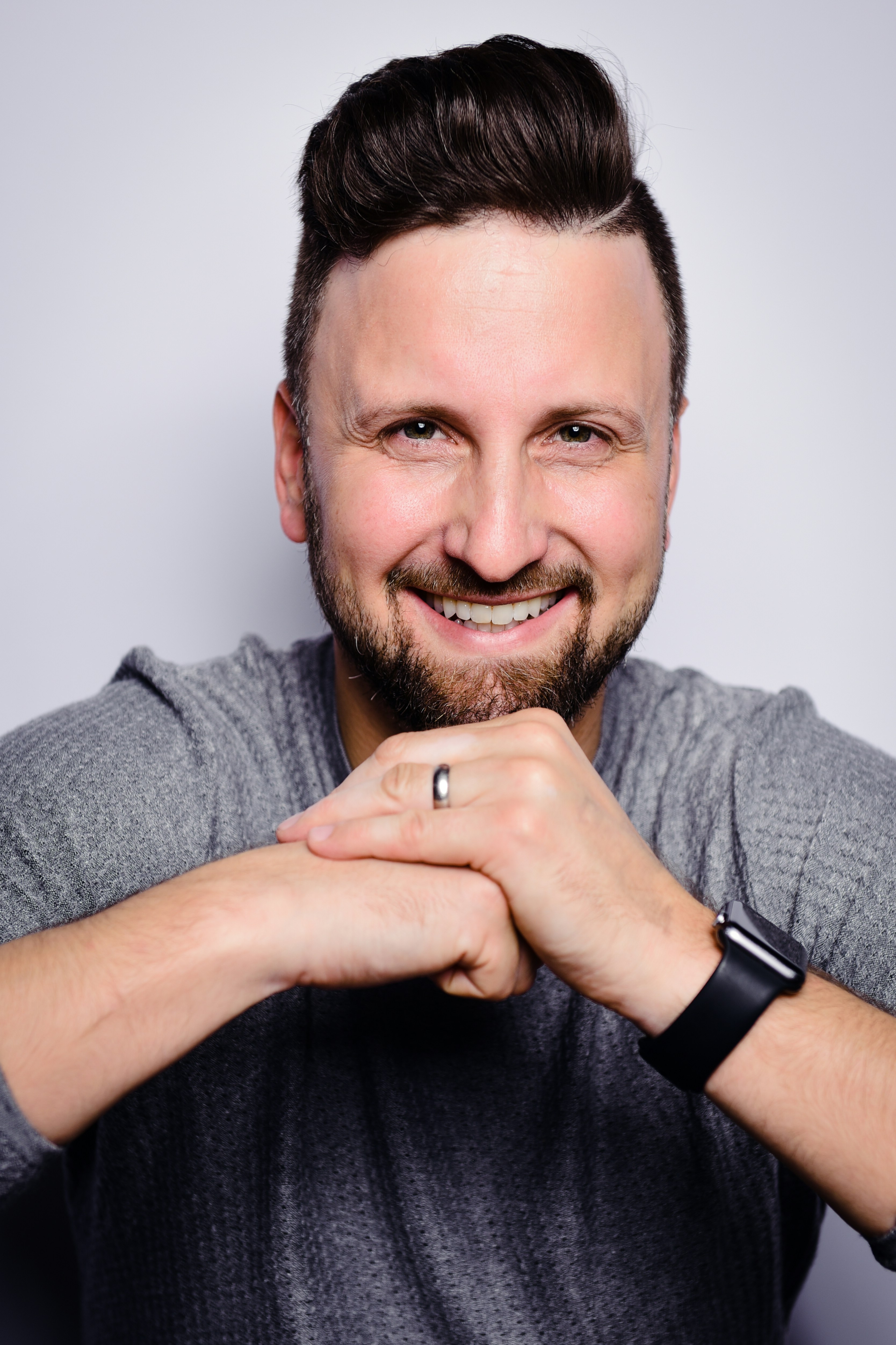 Un homme heureux qui sourit | Source : Unsplash