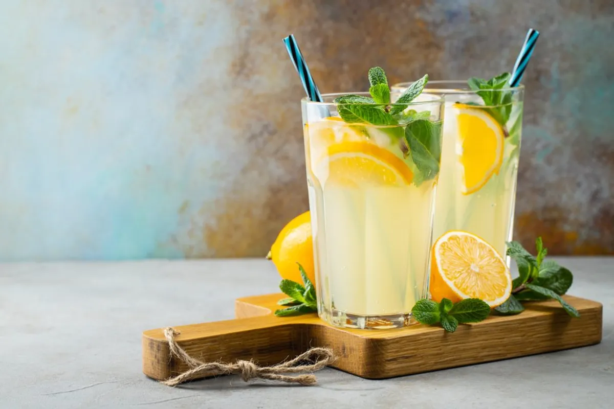 Deux verres de limonade au citron et à la menthe. | Photo : Shutterstock
