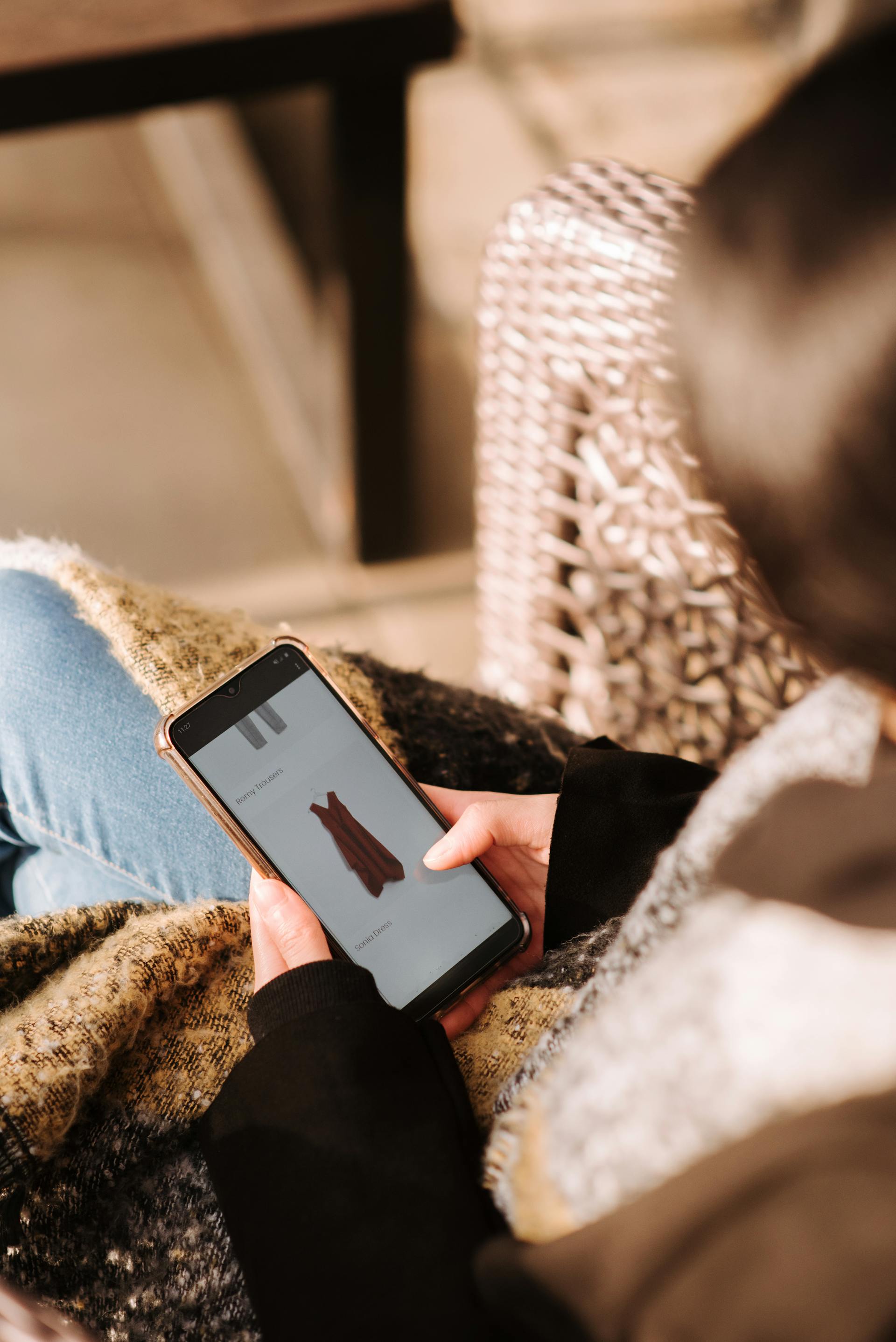 Une femme qui fait défiler son téléphone | Source : Pexels