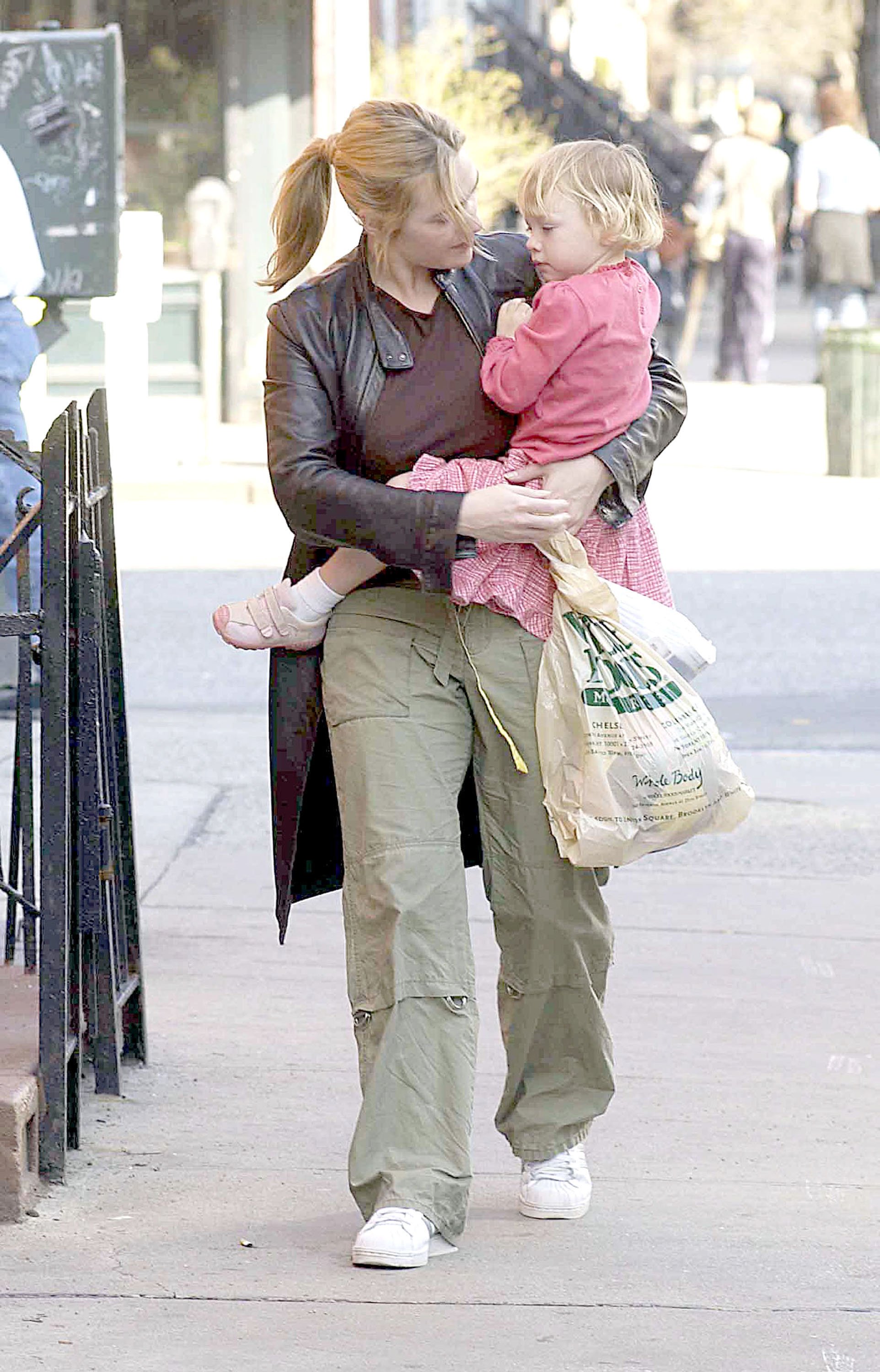 Kate Winslet a été photographiée en train de se promener avec sa fille, Mia. | Source : Getty Images