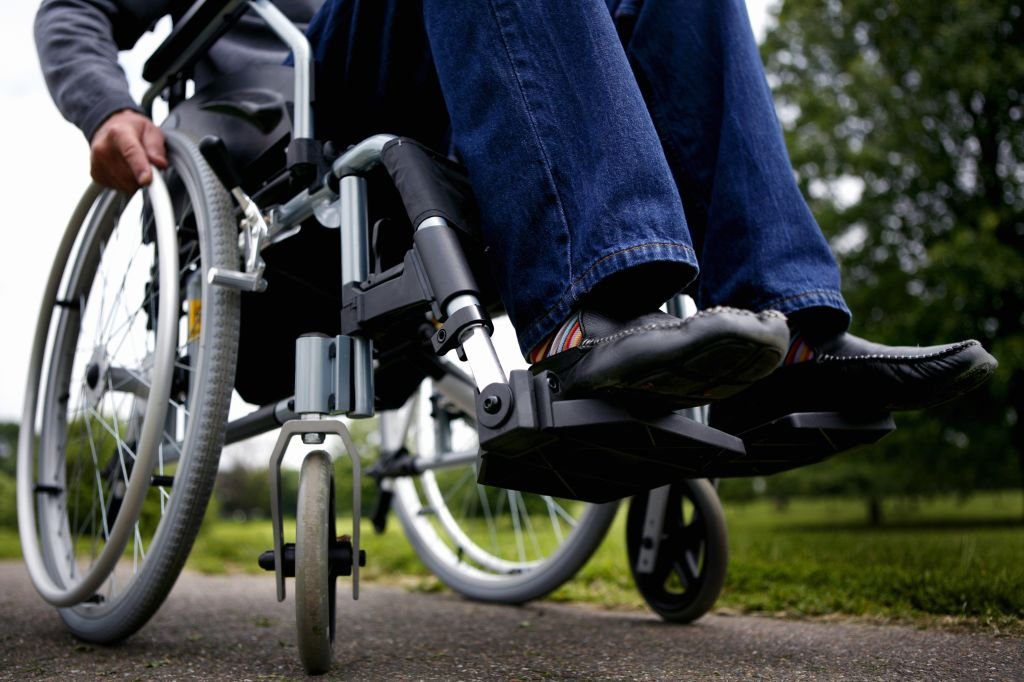 Un homme en fauteuil roulant. | Photo : Getty Images