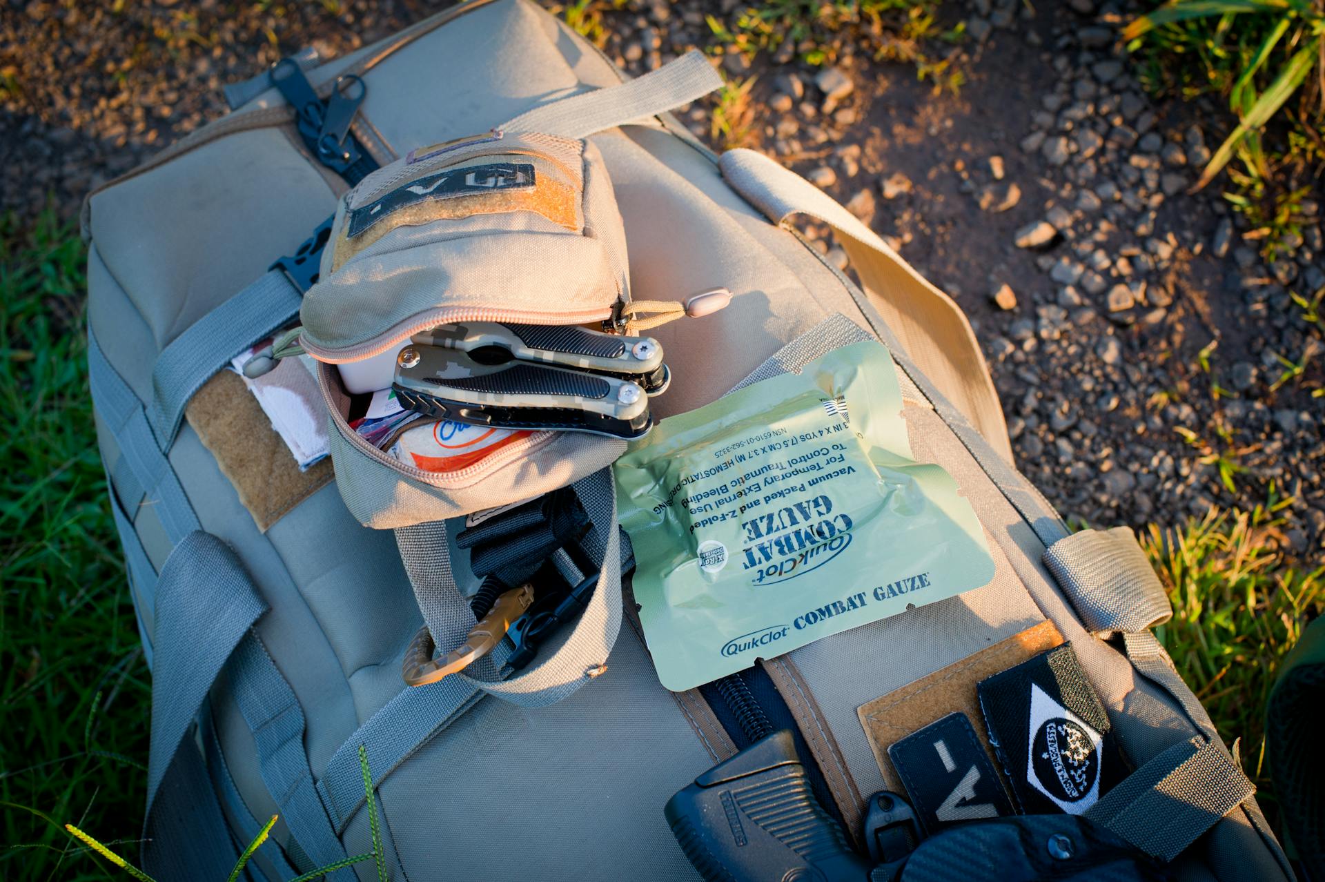 Une trousse de premiers secours sur un sac dans un camping | Source : Pexels