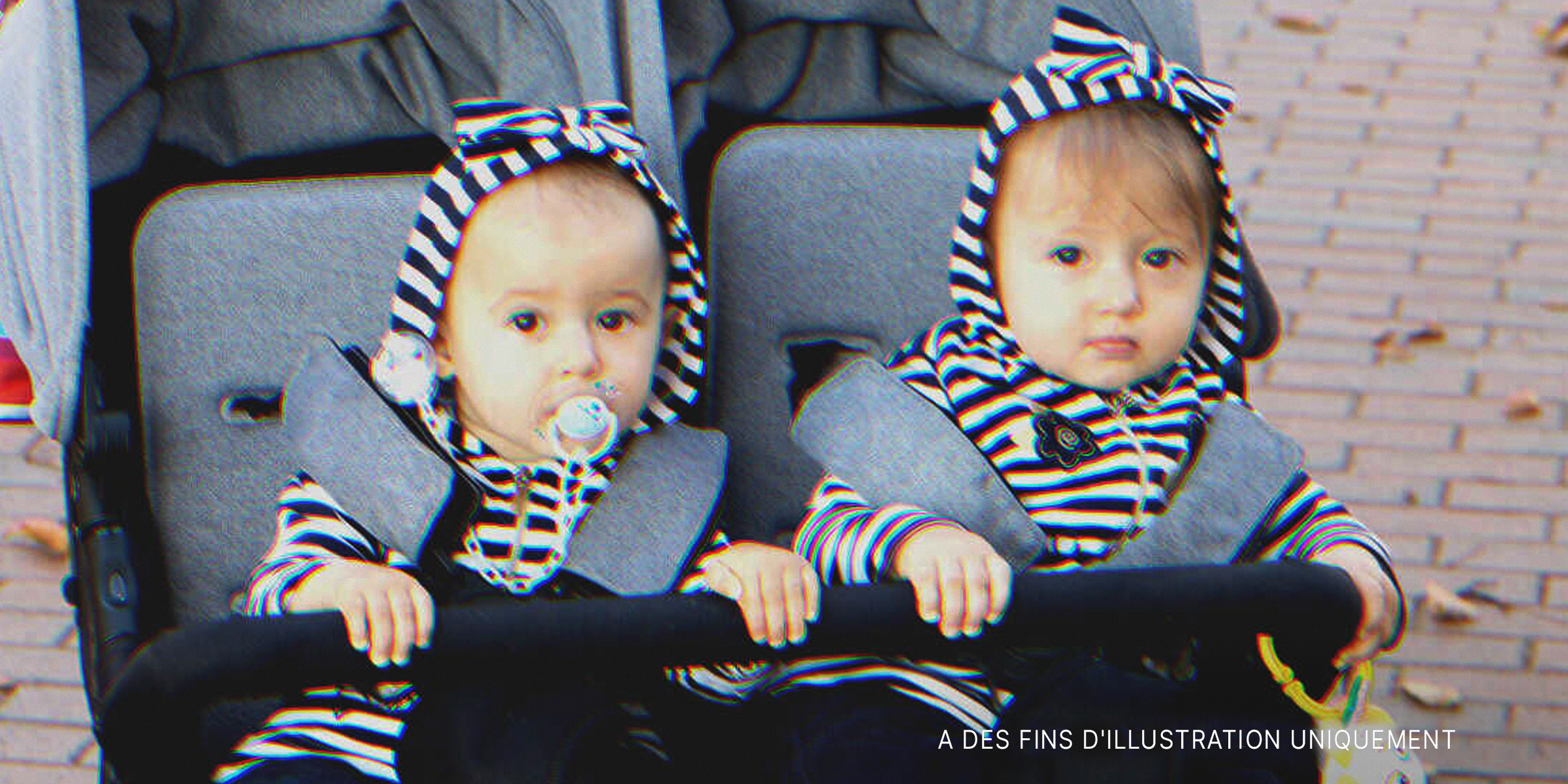 Une photo de jumeaux dans une poussette | Source : Shutterstock