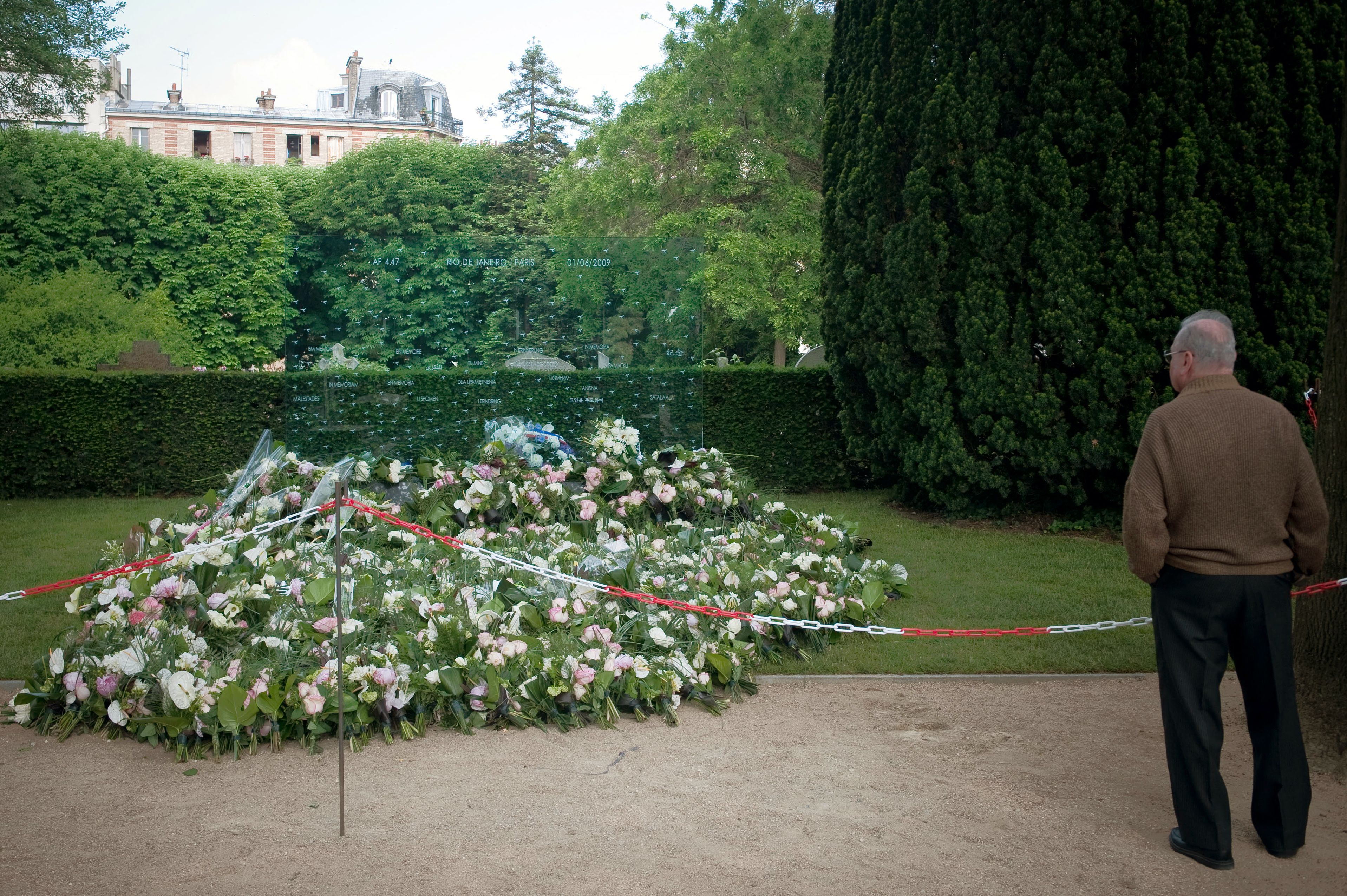 Fleurs pour les victimes de l'avion A330 d'Air France, vol AF447 qui s'est écrasé en 2009 | Source : Getty Images