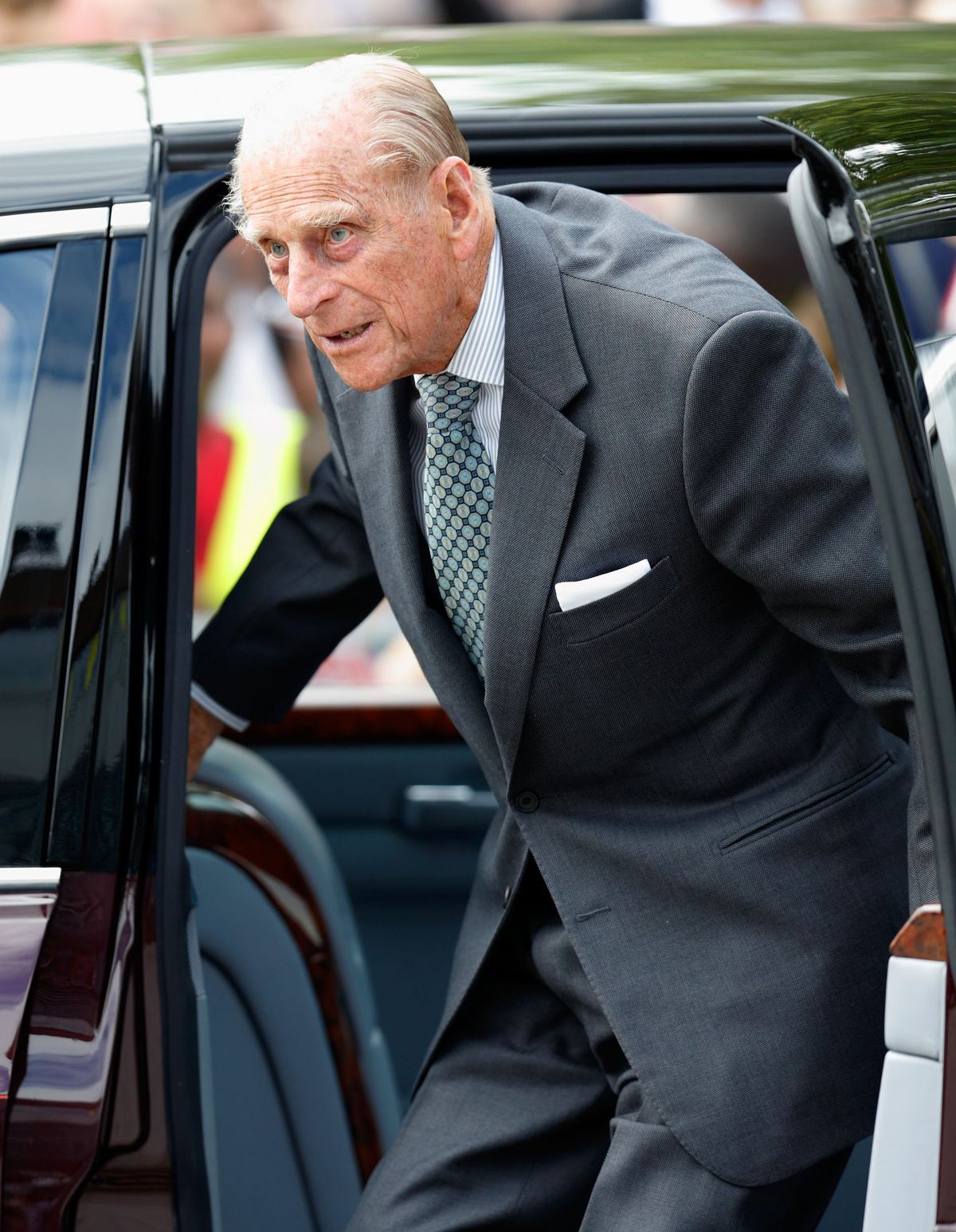 Le prince Philip qui sort de sa voiture | Photo : Getty Images