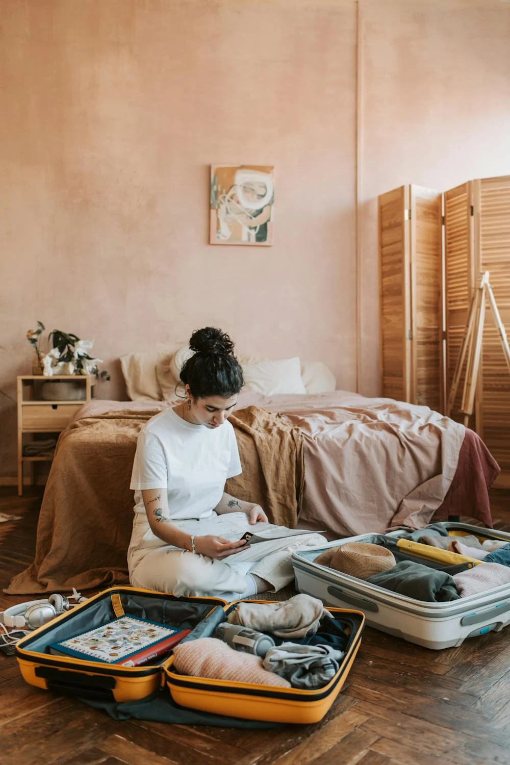 Une femme fait sa valise | Source : Pexels