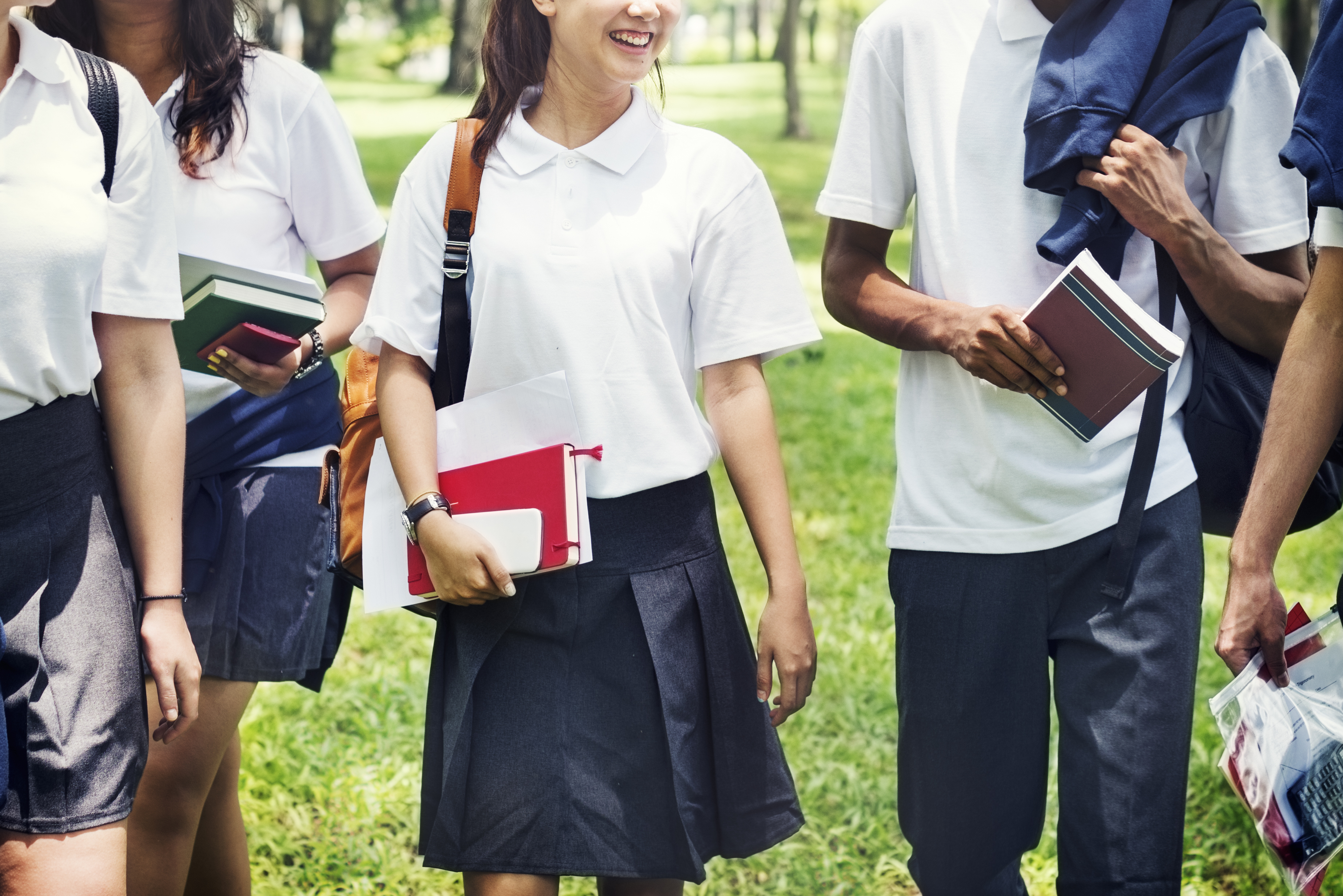 Un groupe d'élèves en uniforme scolaire. | Source : Shutterstock