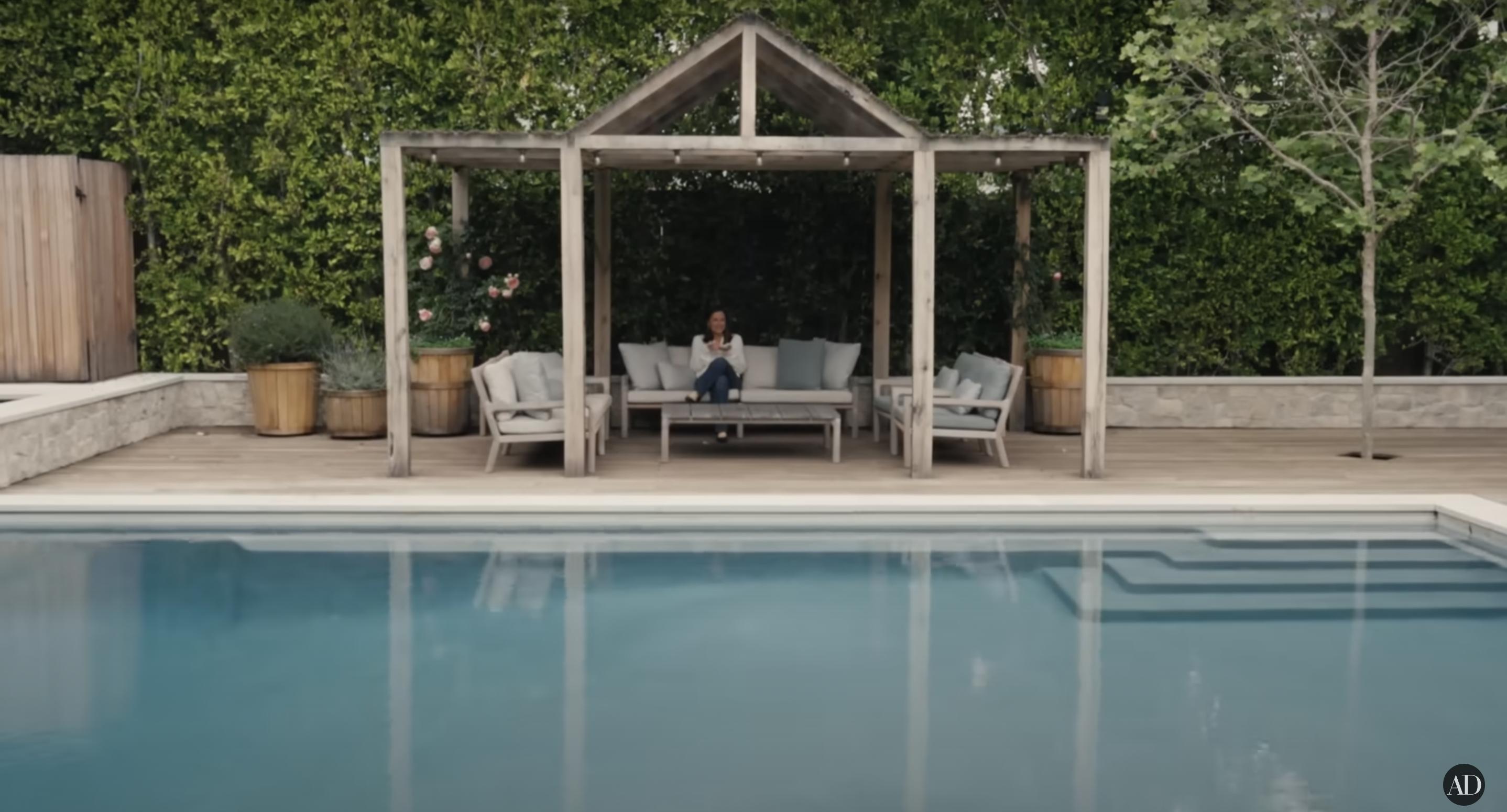 La maison de la piscine de Jennifer Garner, datée du 3 septembre 2024 | Source : YouTube/@Archdigest