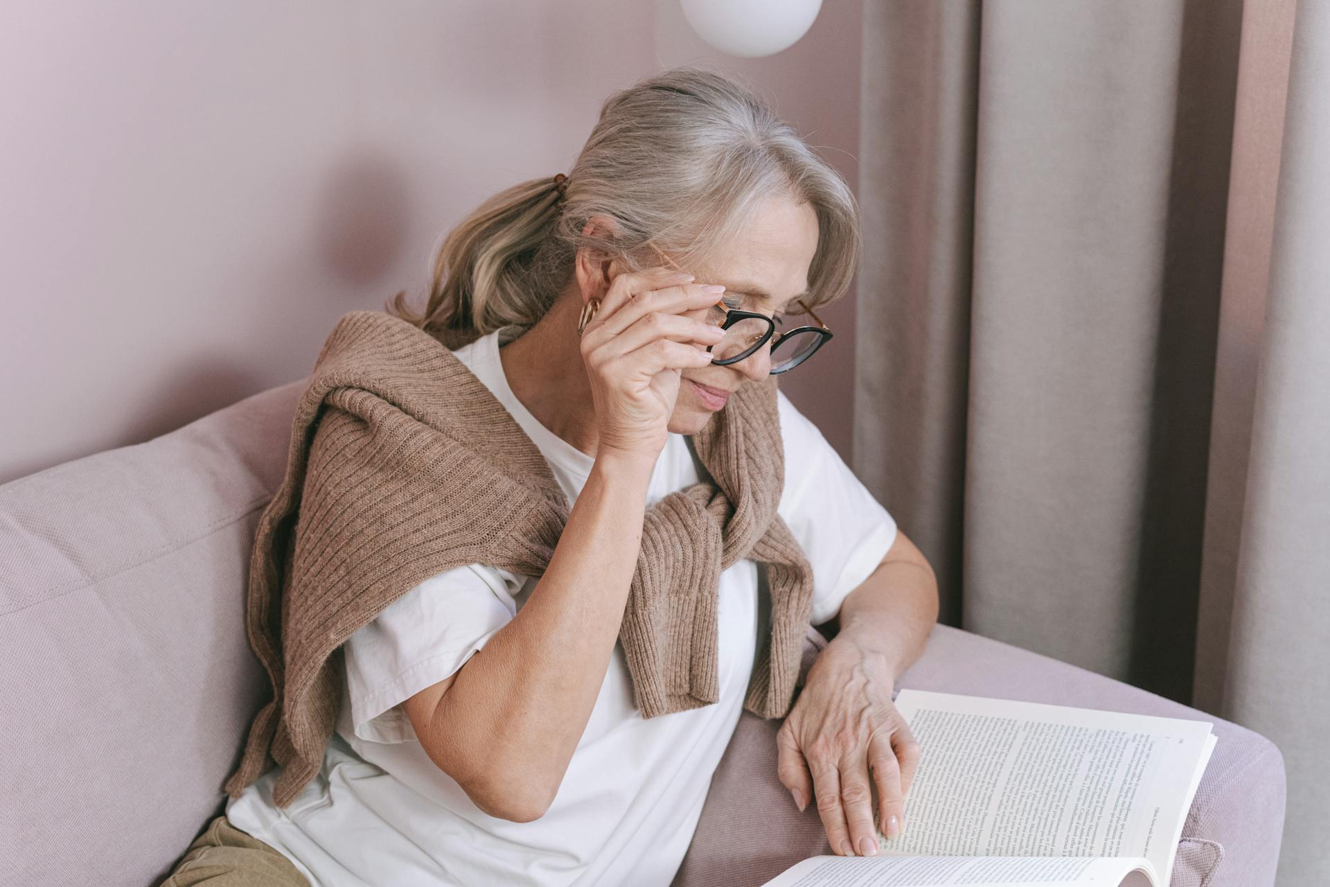 Une femme âgée lisant un livre | Source : Pexels