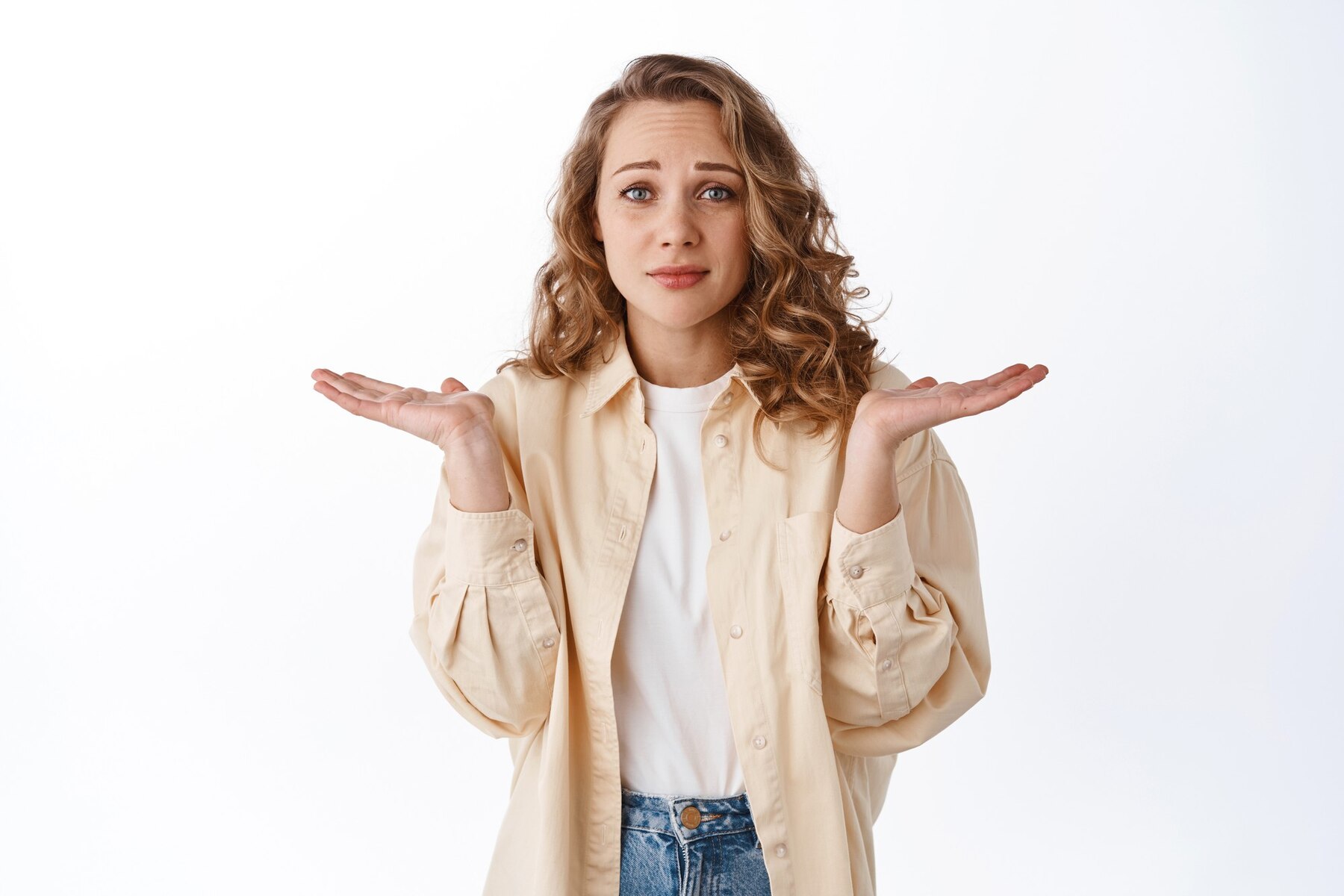 Une femme confuse haussant les épaules | Source : Freepik