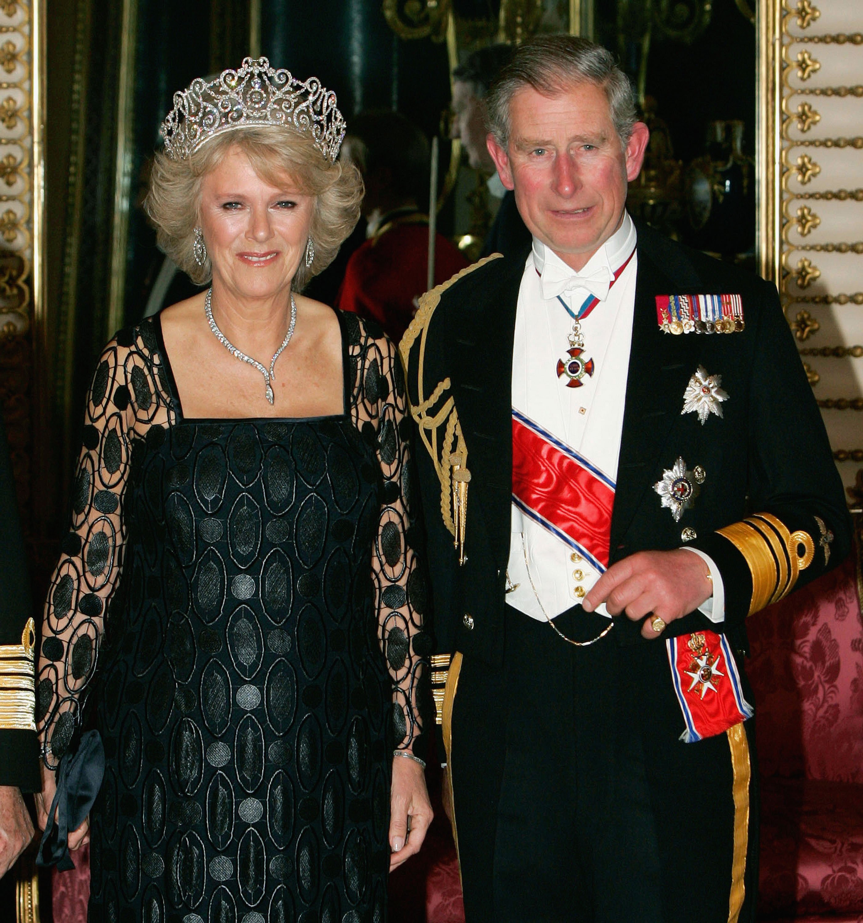 Camilla, duchesse de Cornouailles, arrive avec le prince Charles à un banquet au palais de Buckingham le 25 octobre 2005 à Londres, en Angleterre | Source : Getty Images