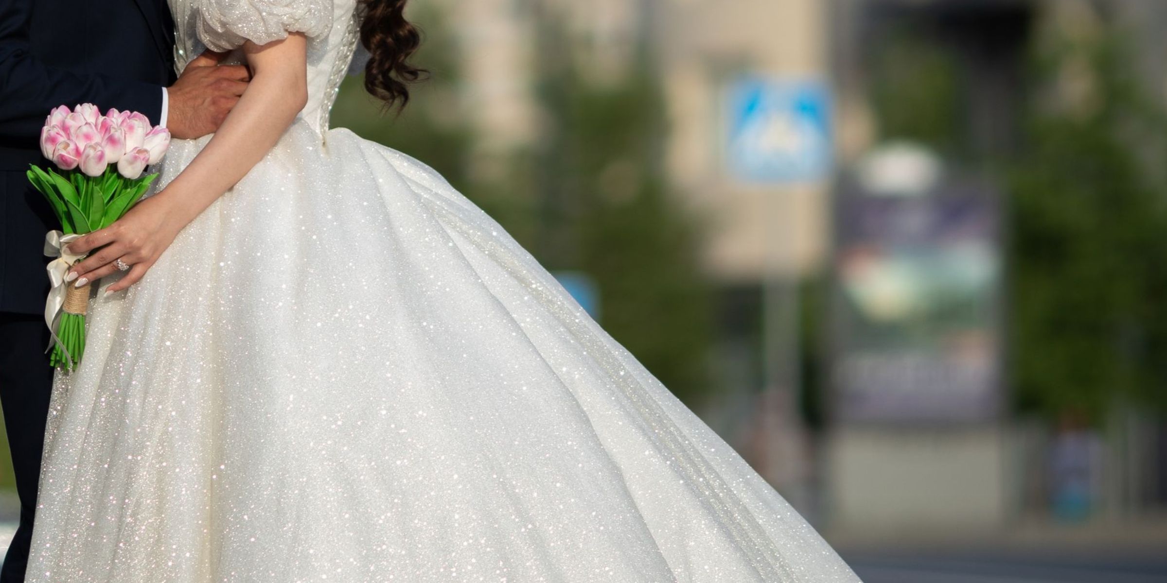 Gros plan sur une mariée et un marié debout en plein air | Source : Pexels