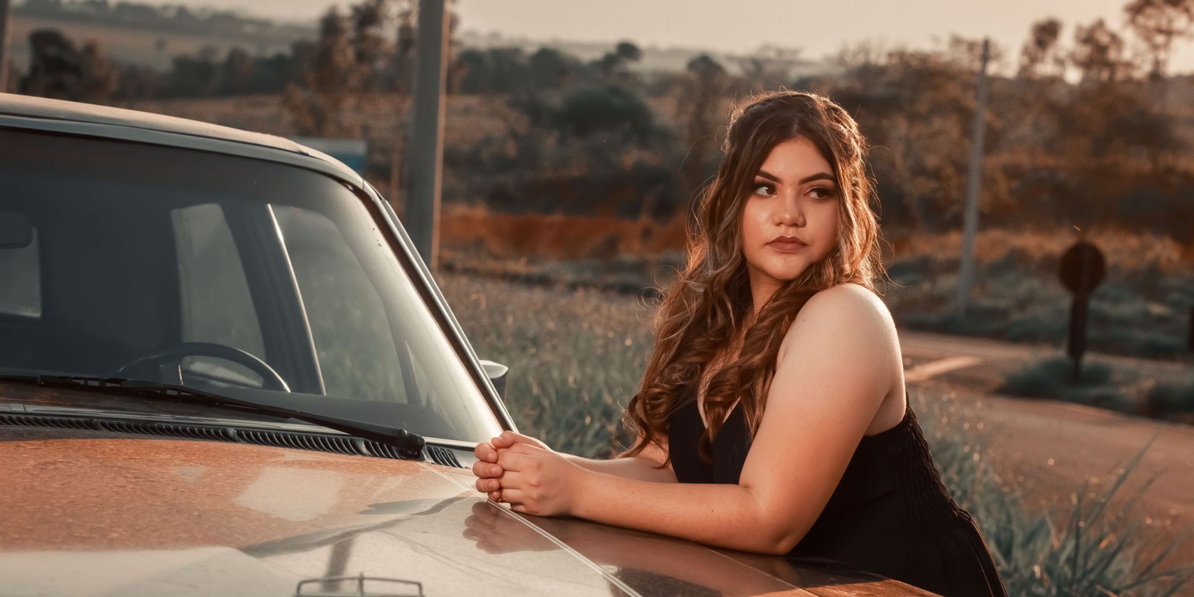Une femme appuyée contre une voiture | Source : Pexels