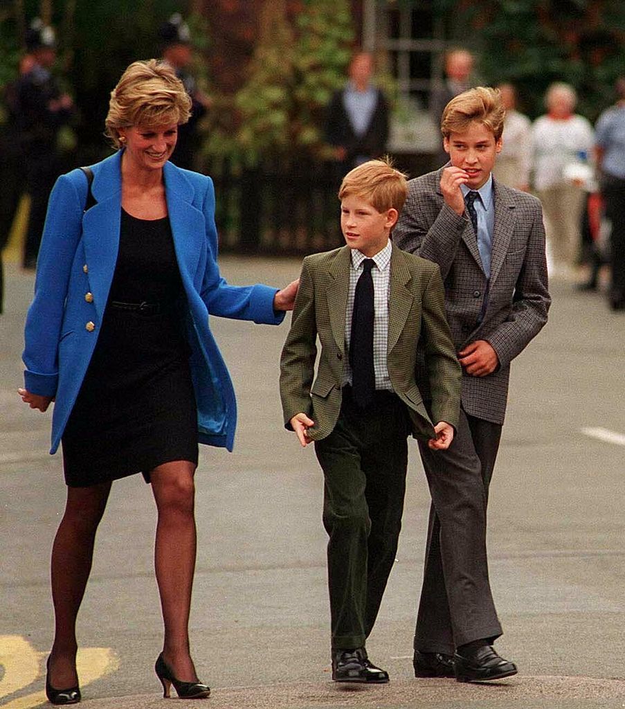 Le Prince William arrive avec Diana, Princesse de Galles et le Prince Harry pour son premier jour au Collège Eton le 6 septembre 1995 à Windsor, Angleterre. | Source : Getty Images        