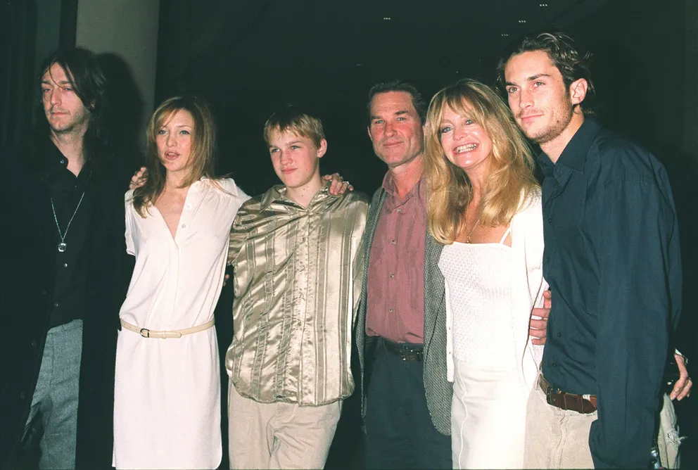 Chris Robinson, Kate Hudson, Wyatt Russell, Kurt Russell, Goldie Hawn et Oliver Hudson le 10 décembre 2000. | Source : Getty Images