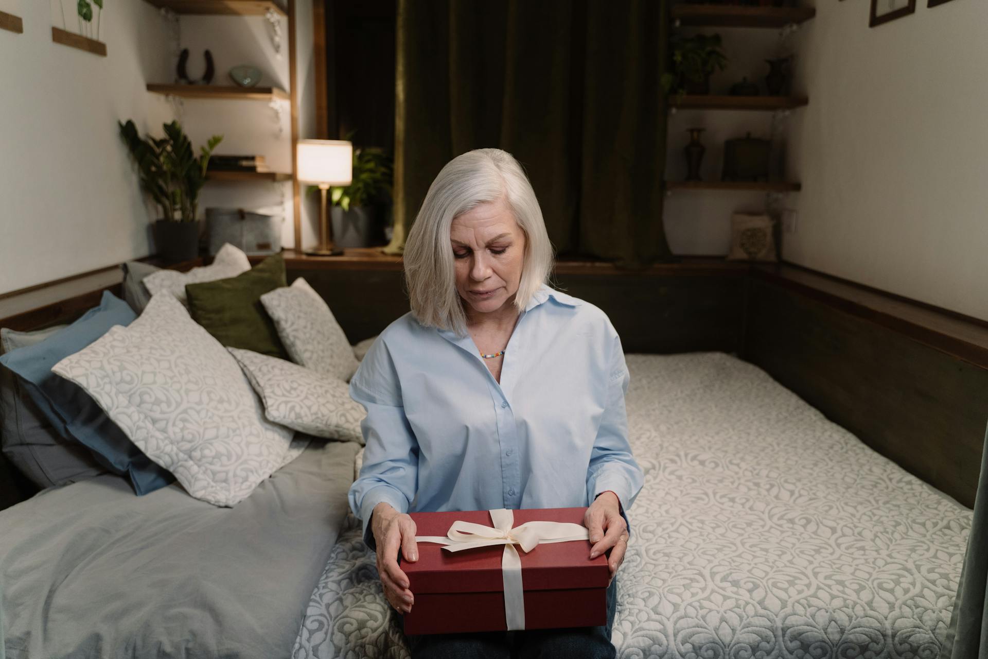 Une femme tenant une boîte joliment emballée | Source : Pexels