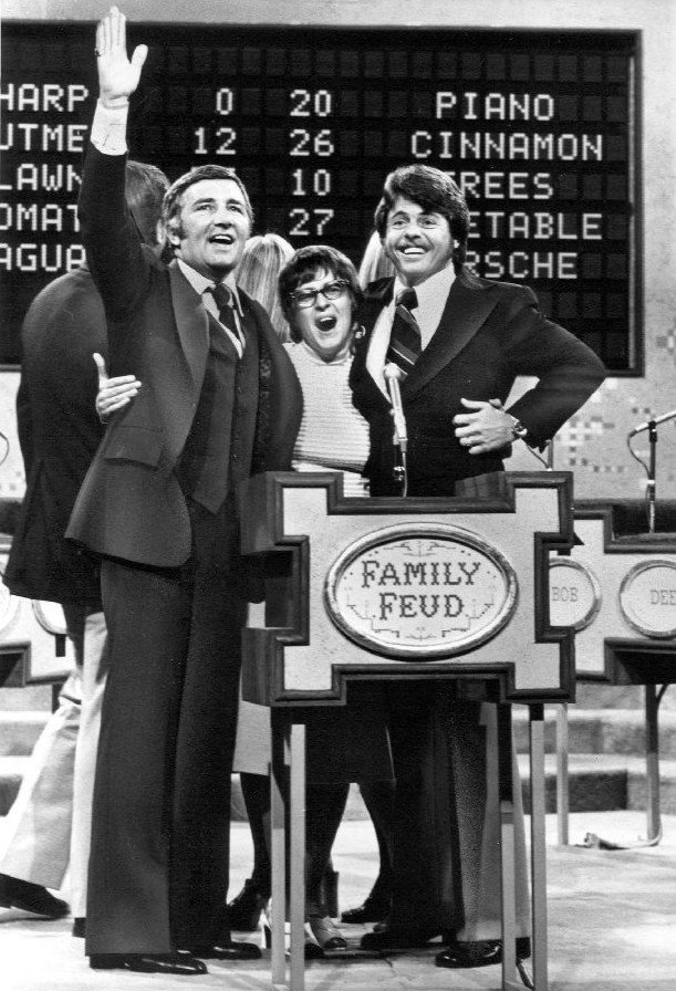 Photo de Richard Dawson et des participants au jeu télévisé "Family Feud", vers les années 1970. | Photo : Wikimedia Common